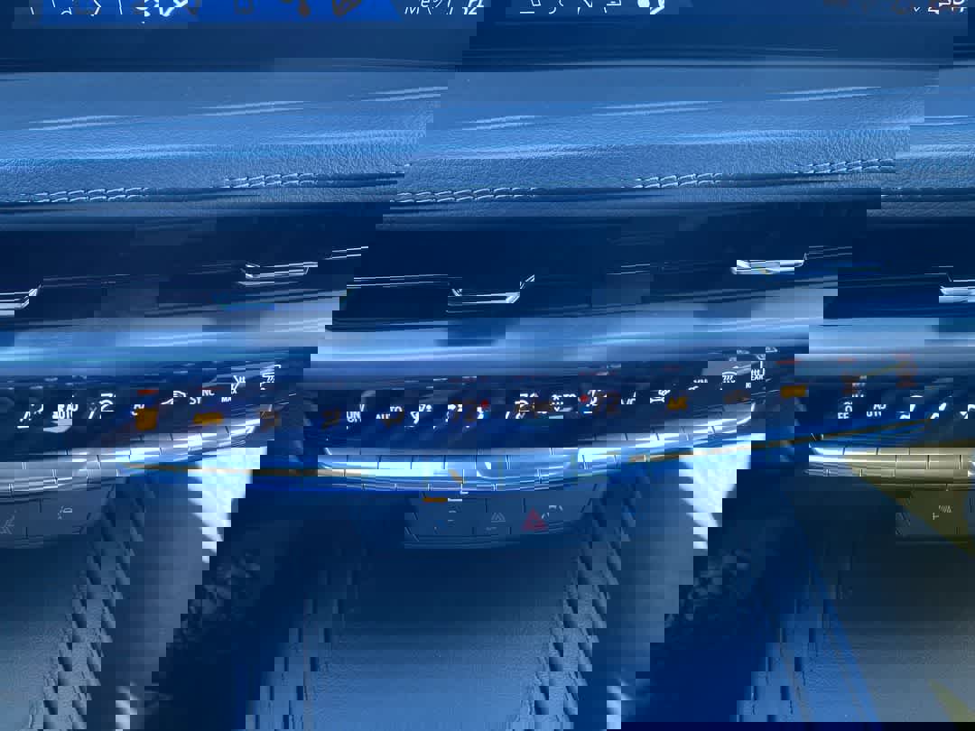 Used 2024 Cadillac XT4 Premium Luxury image 17