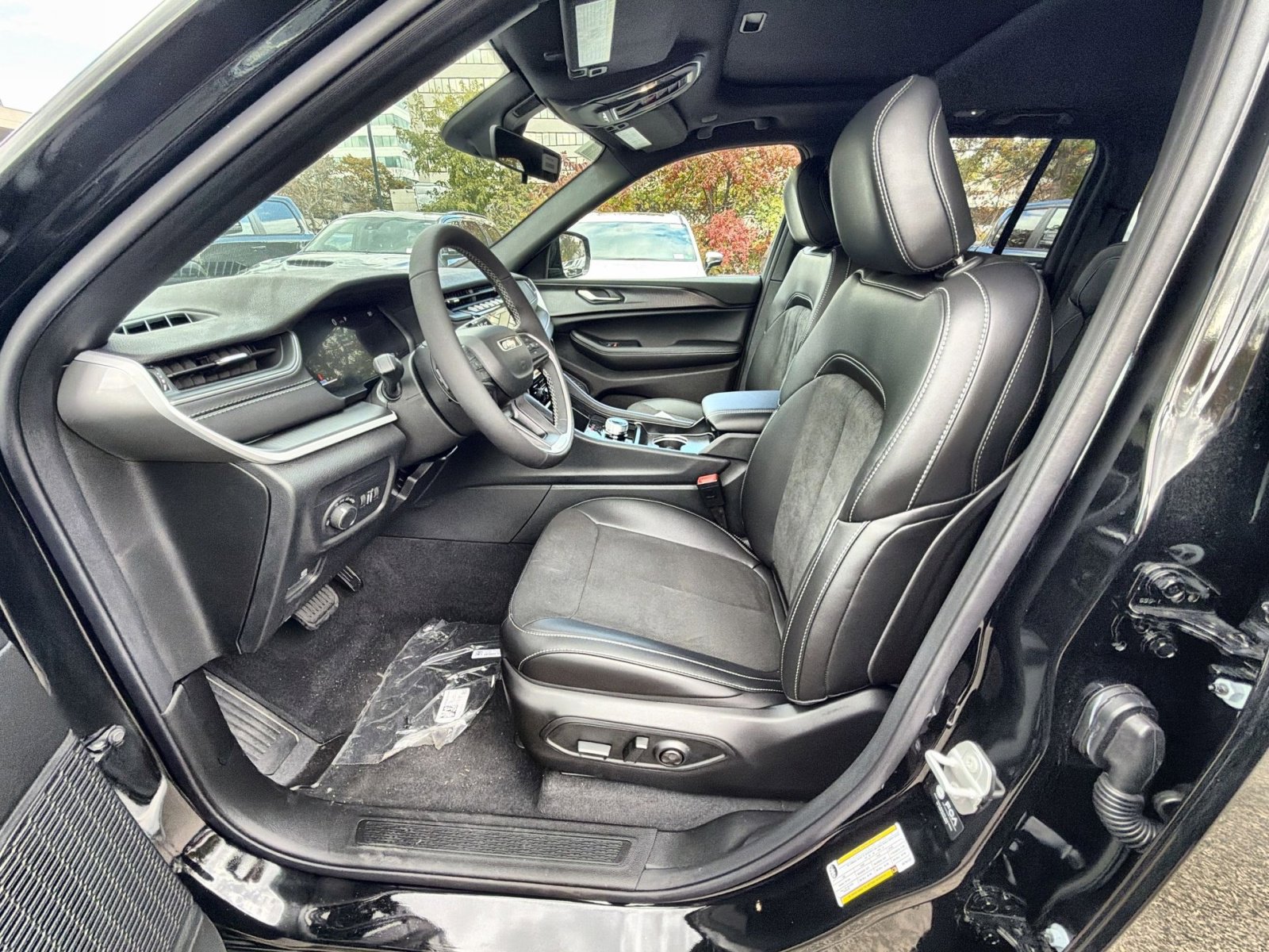 New 2025 Jeep Grand Cherokee Laredo image 13