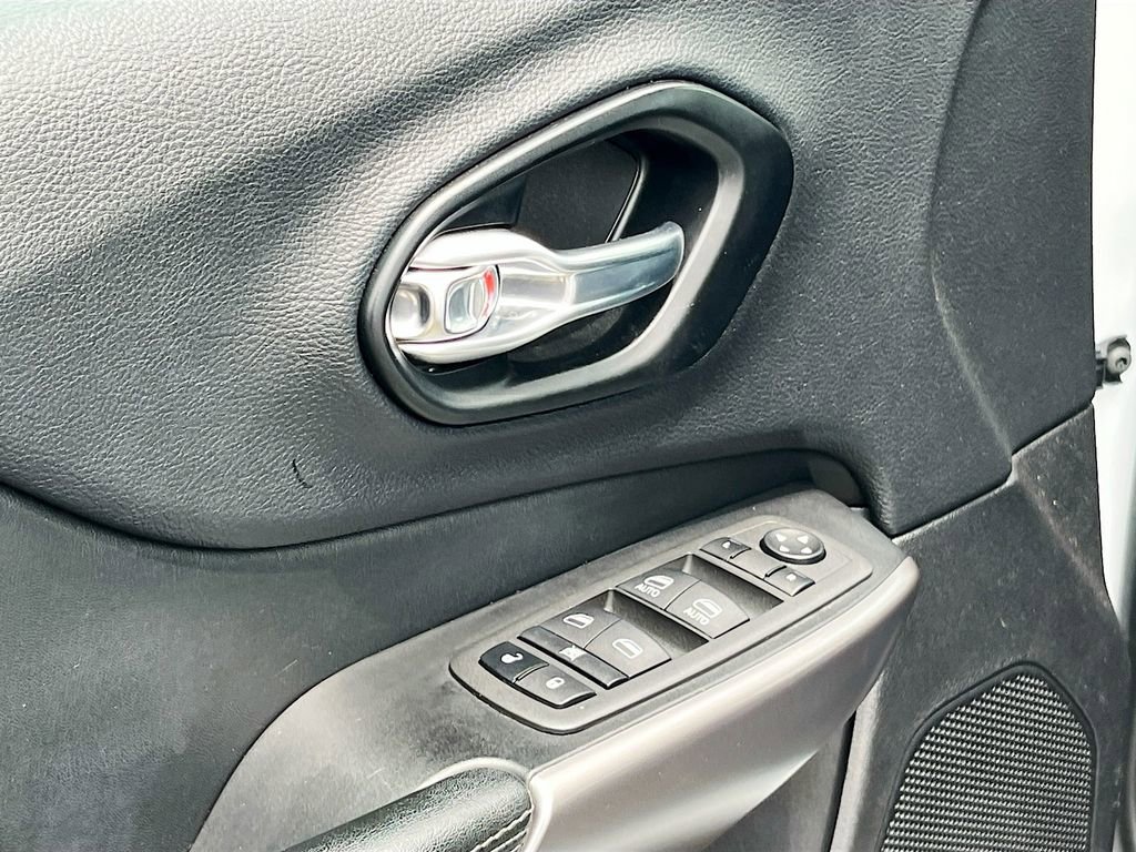 Used 2022 Jeep Cherokee Latitude Lux FWD image 17