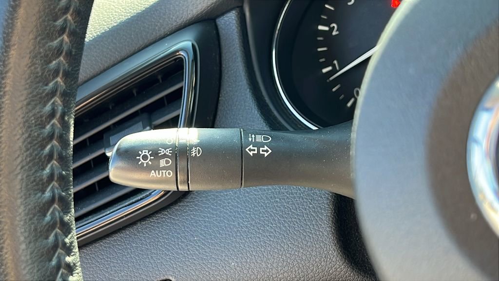 Used 2020 Nissan Rogue SV image 16