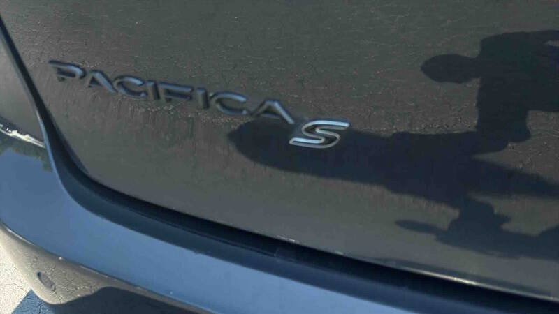 Used 2020 Chrysler Pacifica Touring w/ S Appearance Package FWD image 9