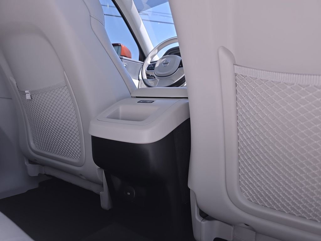 Used 2023 Volvo XC60 B5 Core w/ Climate Package image 9