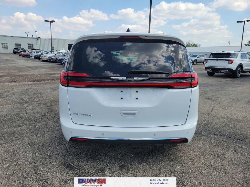 Used 2023 Chrysler Pacifica Touring-L FWD image 29