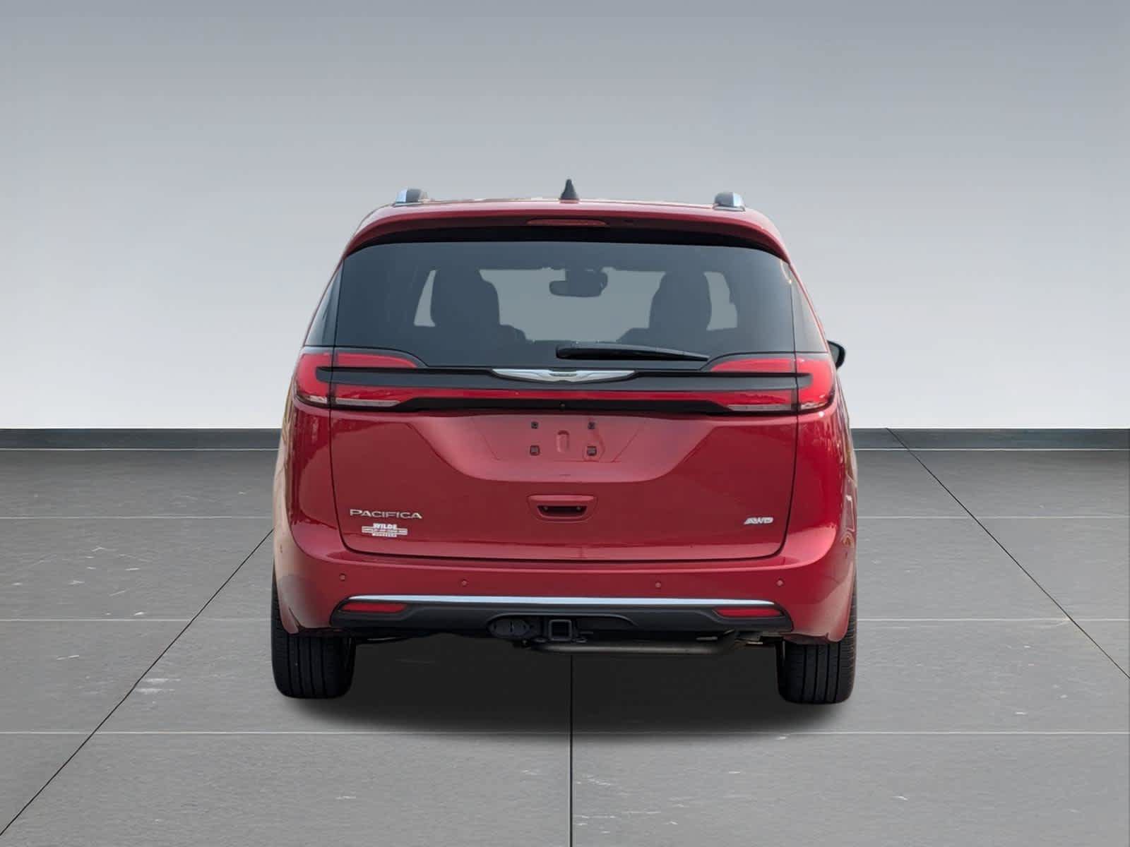 Used 2025 Chrysler Pacifica Pinnacle w/ Trailer Tow Group AWD/4WD image 4