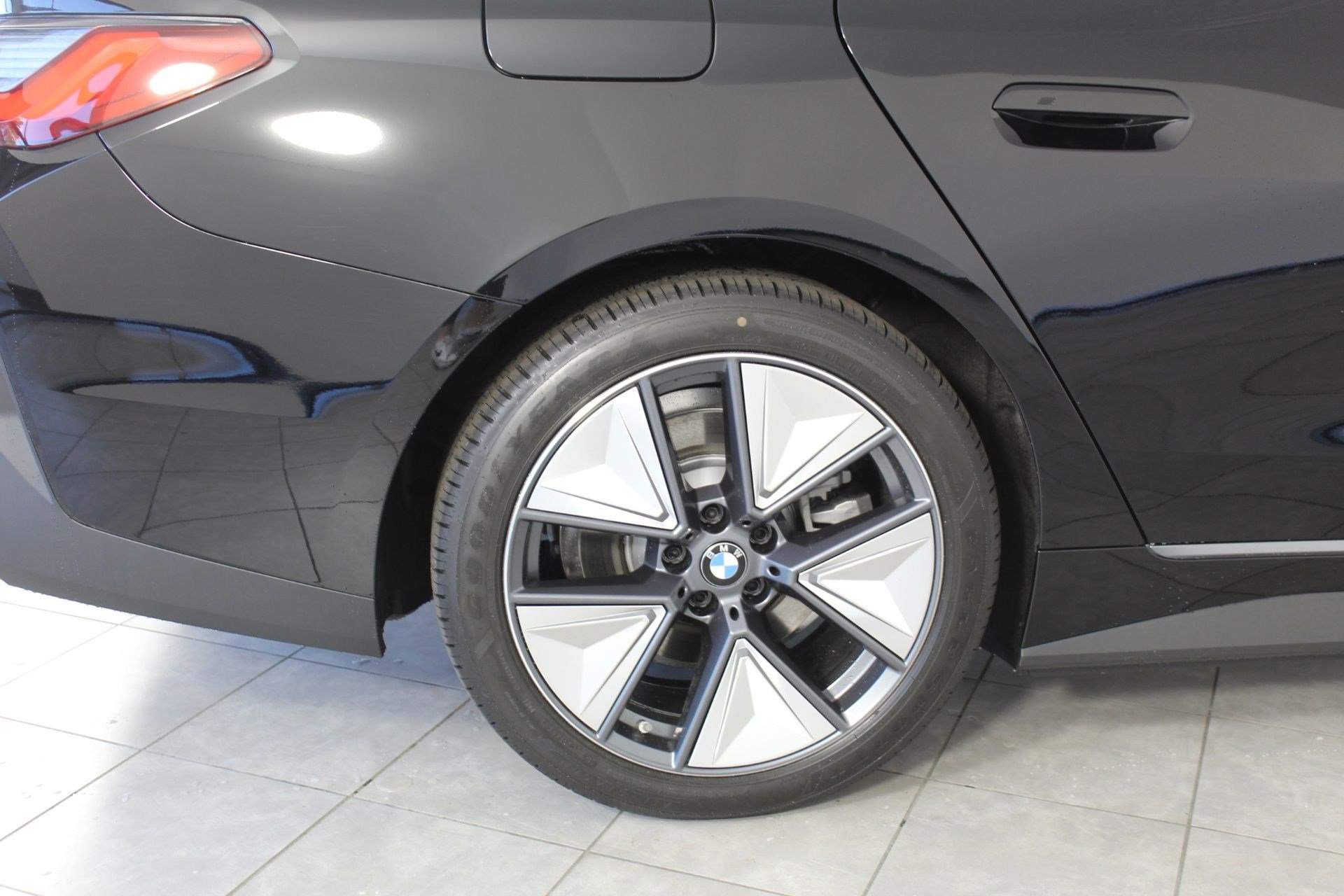 Used 2025 BMW i4 xDrive40i image 9