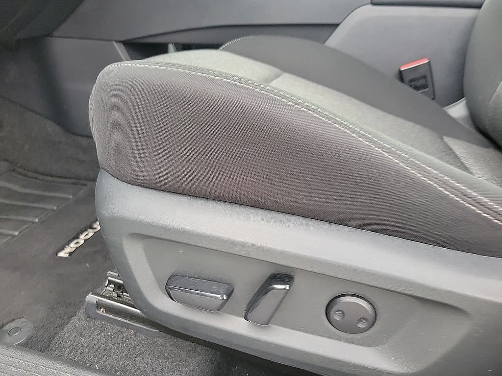 Used 2025 Nissan Rogue SV FWD image 11
