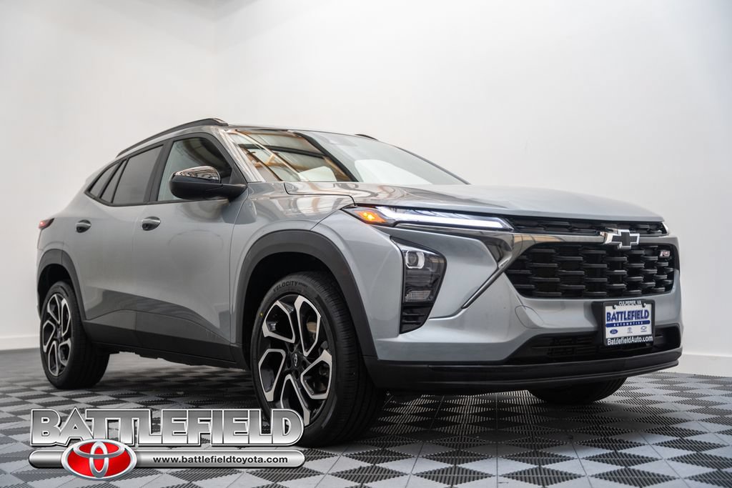 Used 2024 Chevrolet Trax RS w/ Sunroof Package FWD image 1