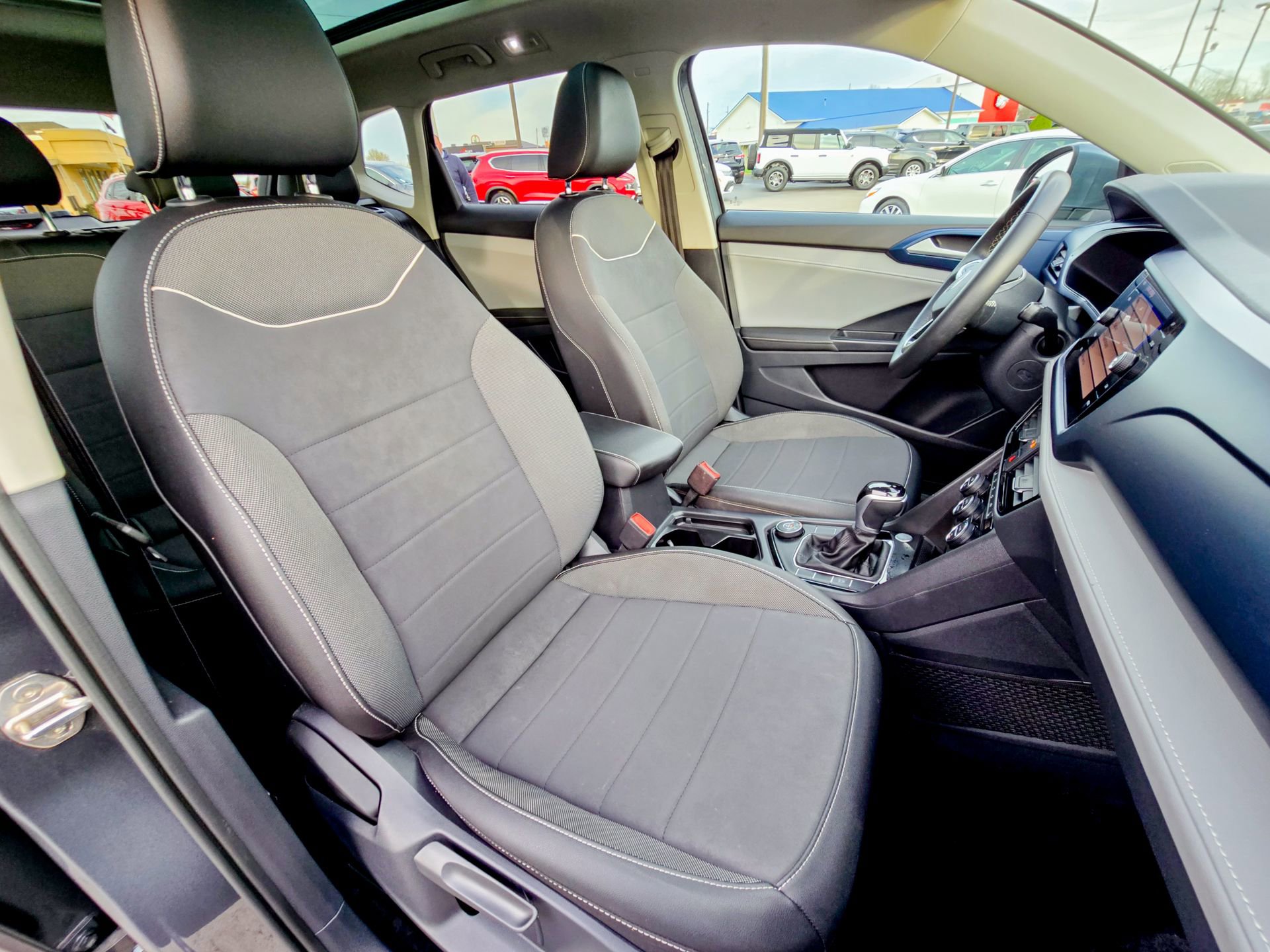 Used 2024 Volkswagen Taos SE w/ Panoramic Sunroof Package image 23