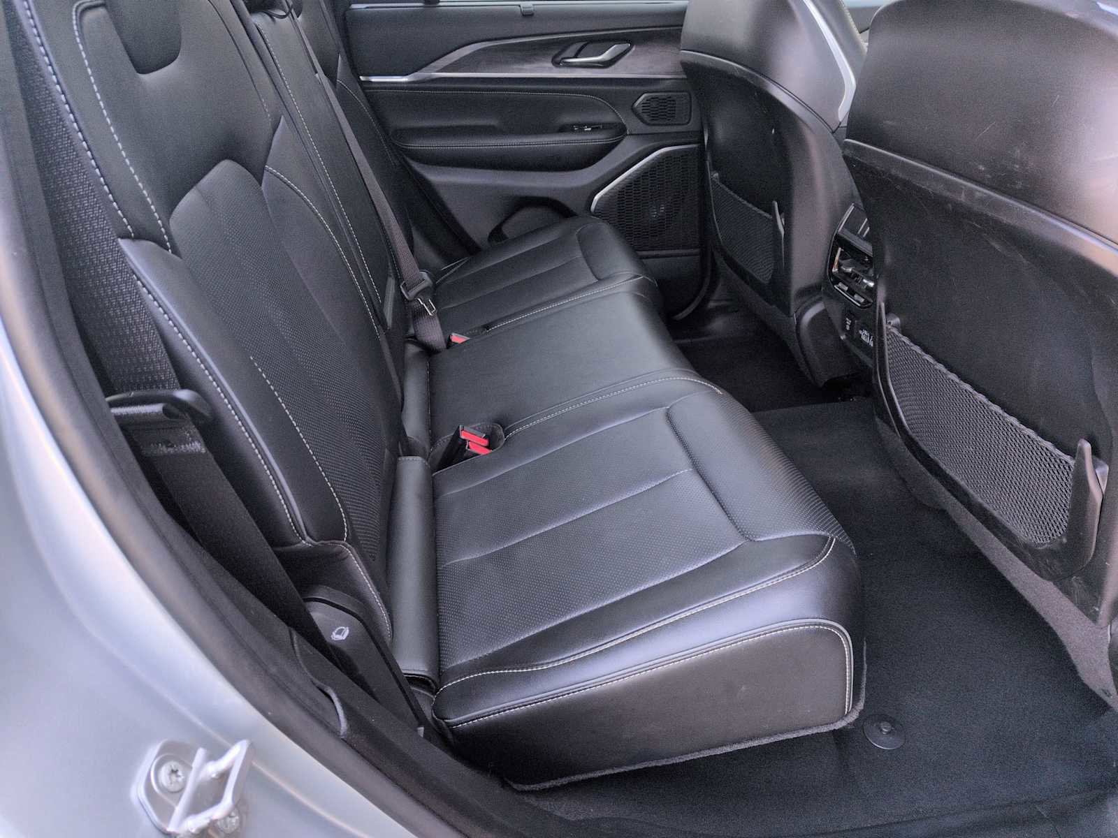 Used 2024 Jeep Grand Cherokee Overland w/ Luxury Tech Group IV image 21