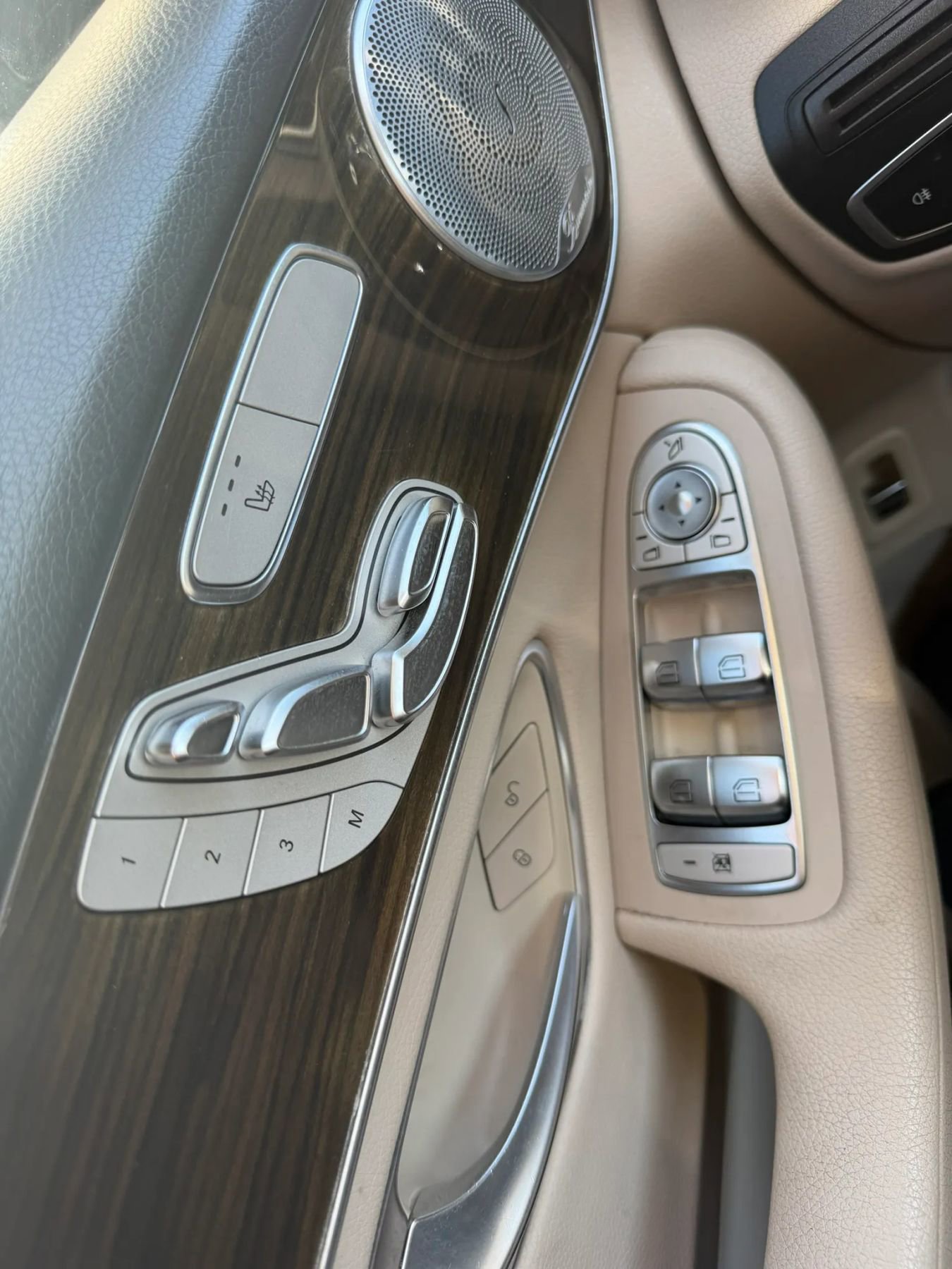 Used 2019 Mercedes-Benz GLC 300 4MATIC w/ Premium Package image 22
