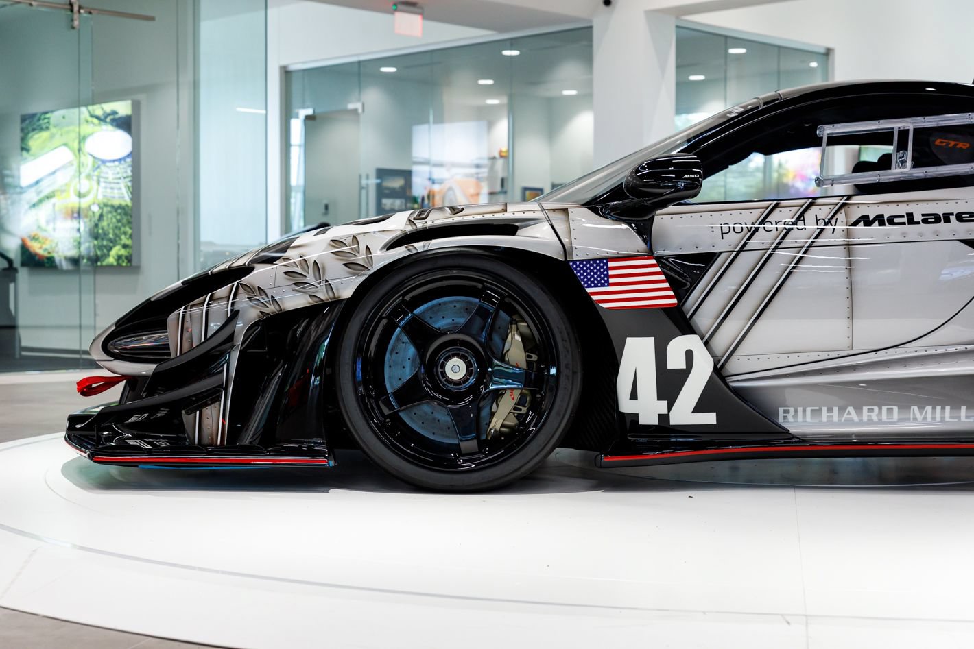 Used 2020 McLaren Senna RWD image 32