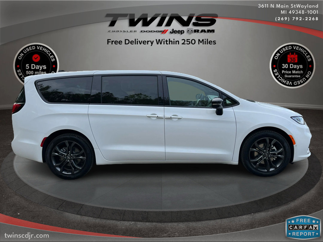 New 2026 Chrysler Pacifica Select image 2