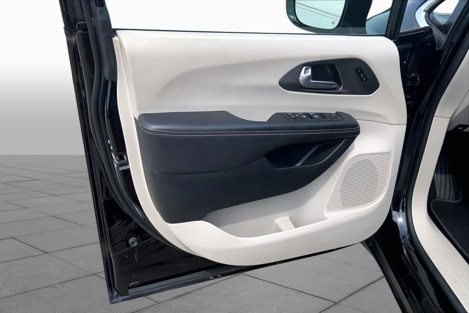 Used 2024 Chrysler Pacifica Touring-L FWD image 22