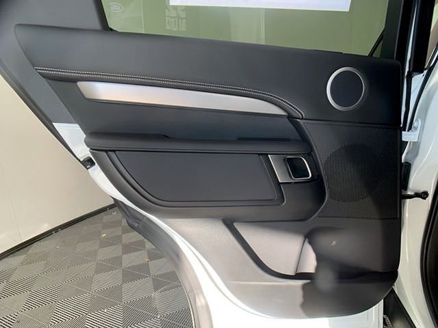 Certified 2025 Land Rover Discovery Dynamic SE image 24