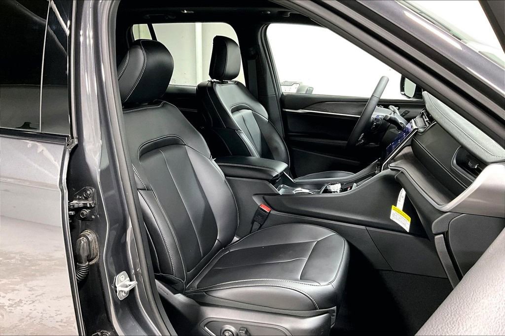 Used 2025 Jeep Grand Cherokee Limited image 10