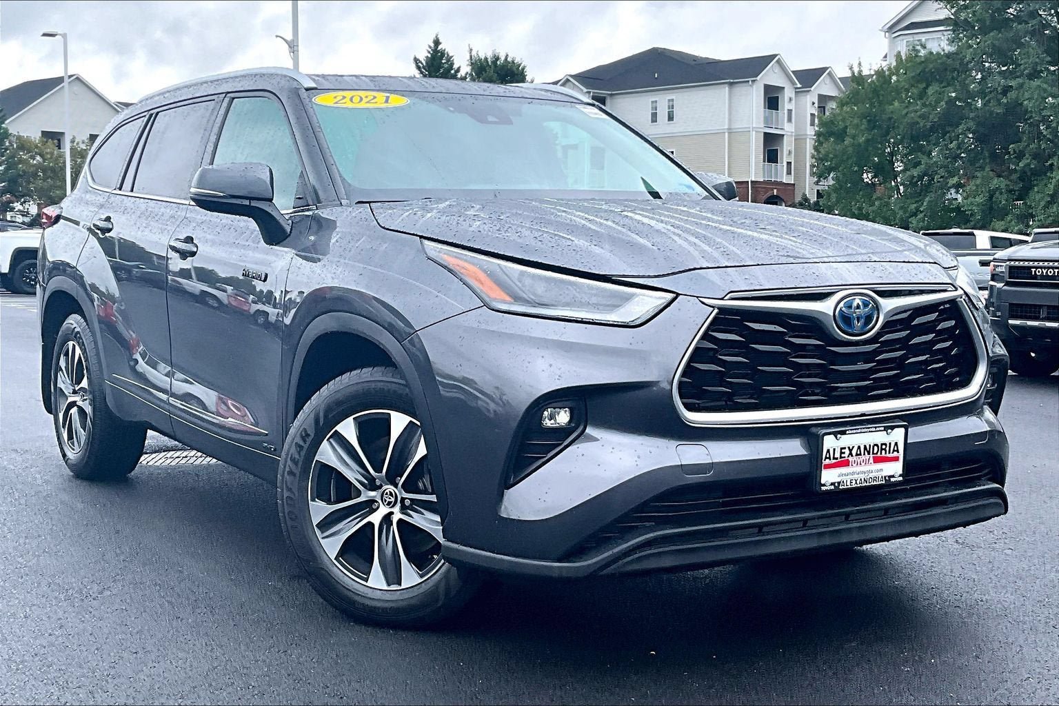 Used 2021 Toyota Highlander XLE AWD/4WD image 2