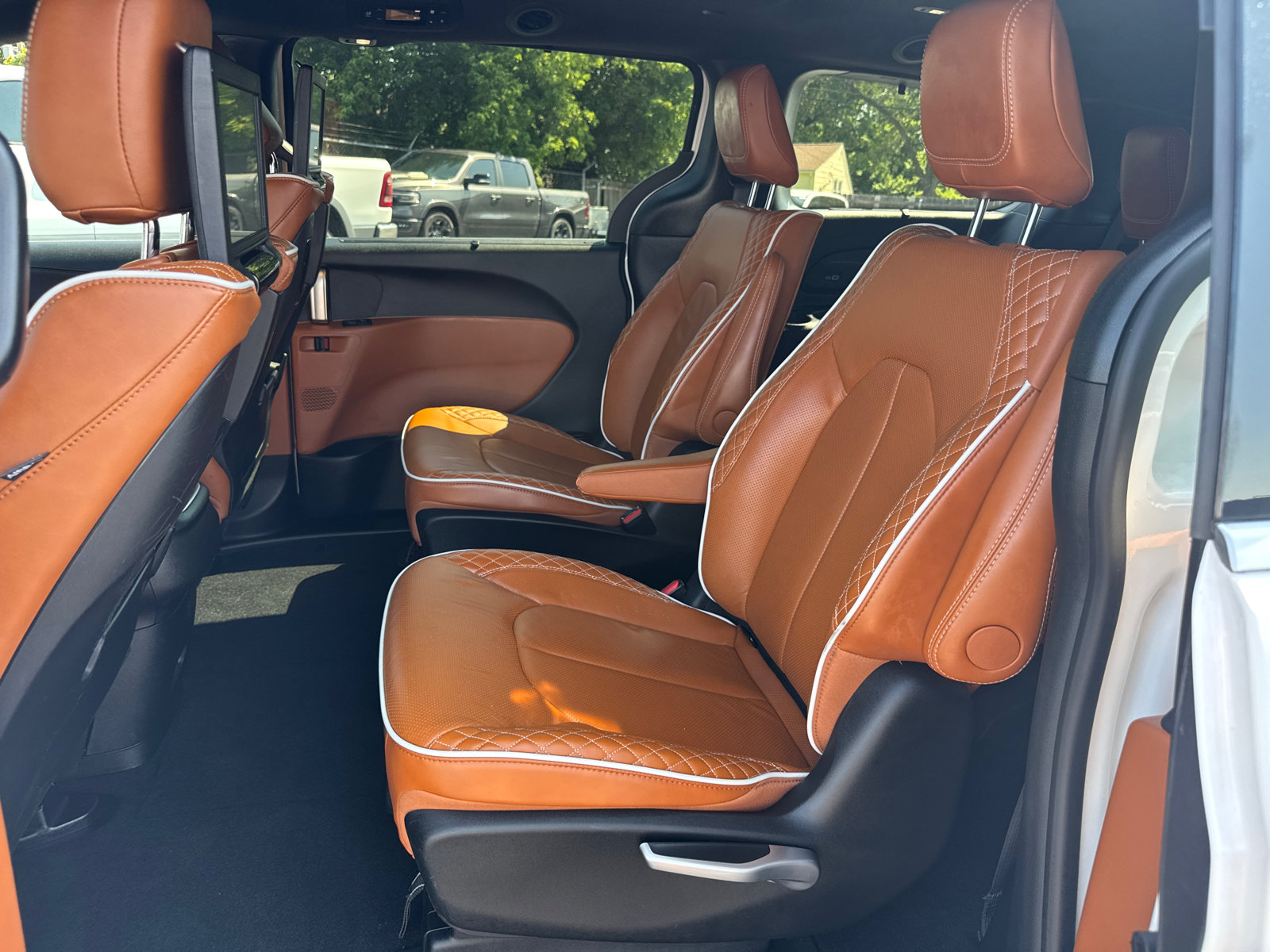Used 2024 Chrysler Pacifica Pinnacle FWD image 7