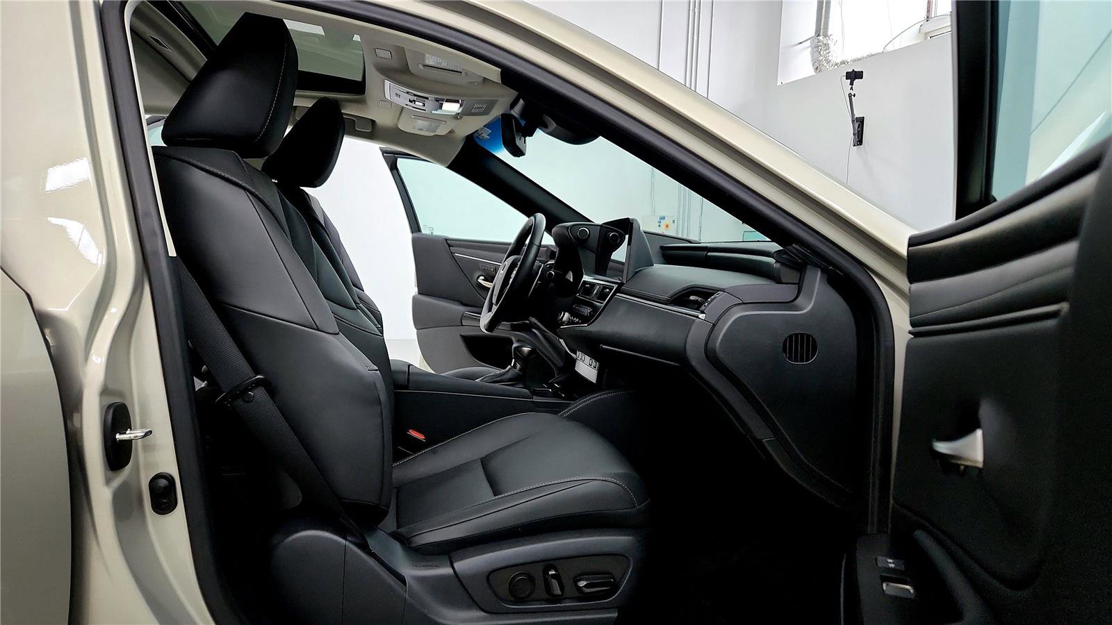 Used 2023 Lexus ES 250 w/ Premium Package image 17