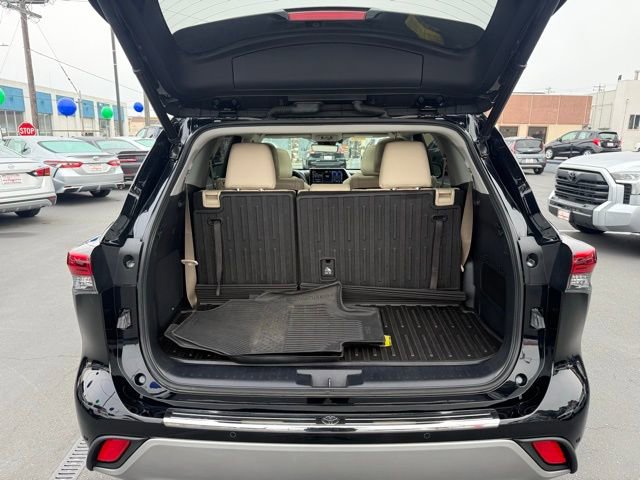 Used 2021 Toyota Highlander Platinum image 11