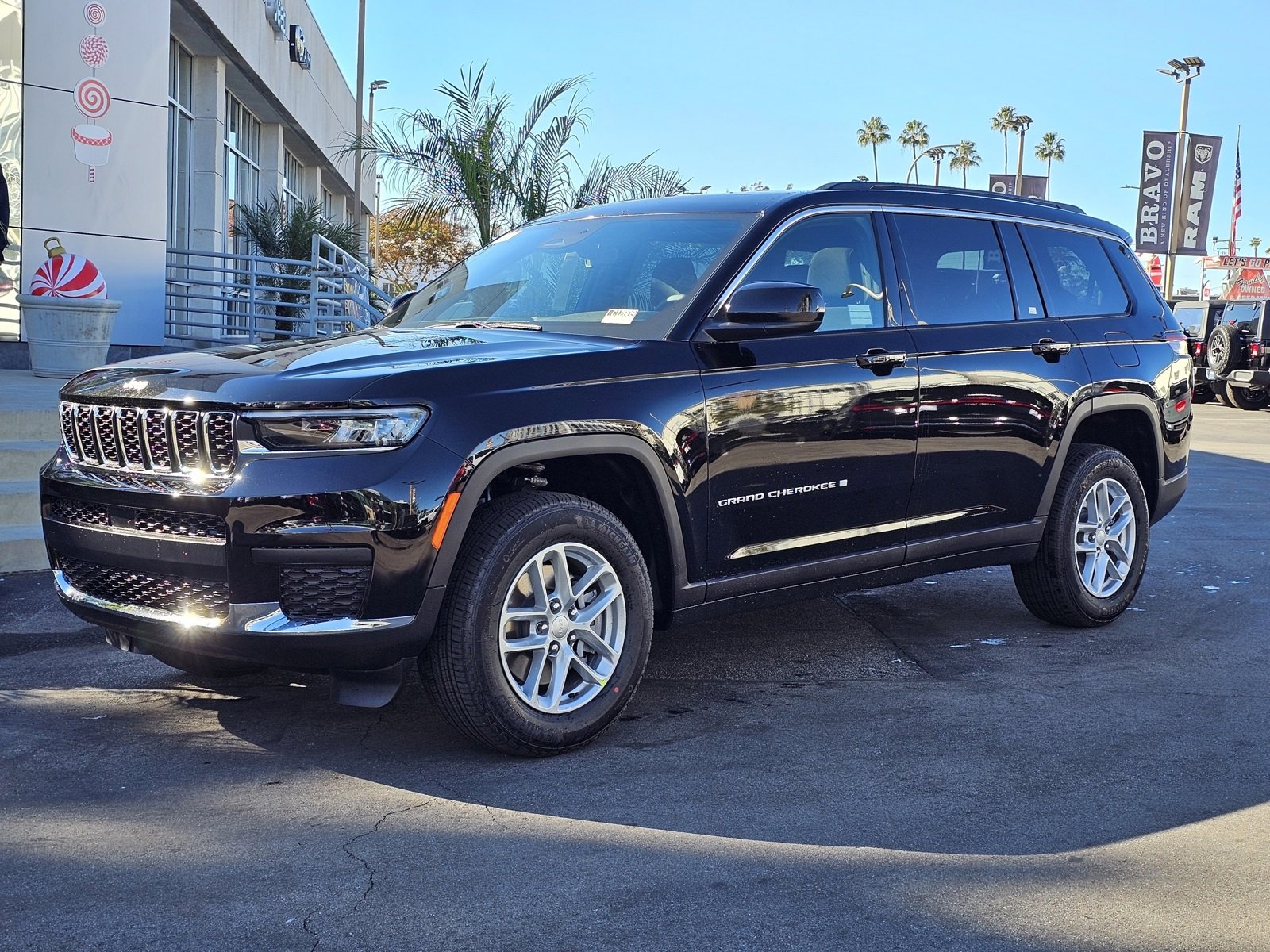 New 2025 Jeep Grand Cherokee L Laredo image 3