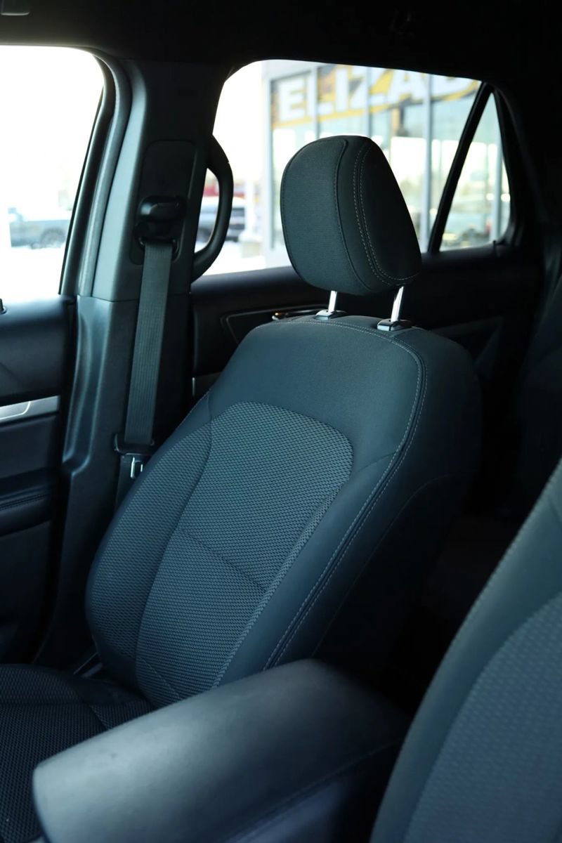 Used 2018 Ford Explorer XLT w/ Equipment Group 201A FWD image 18