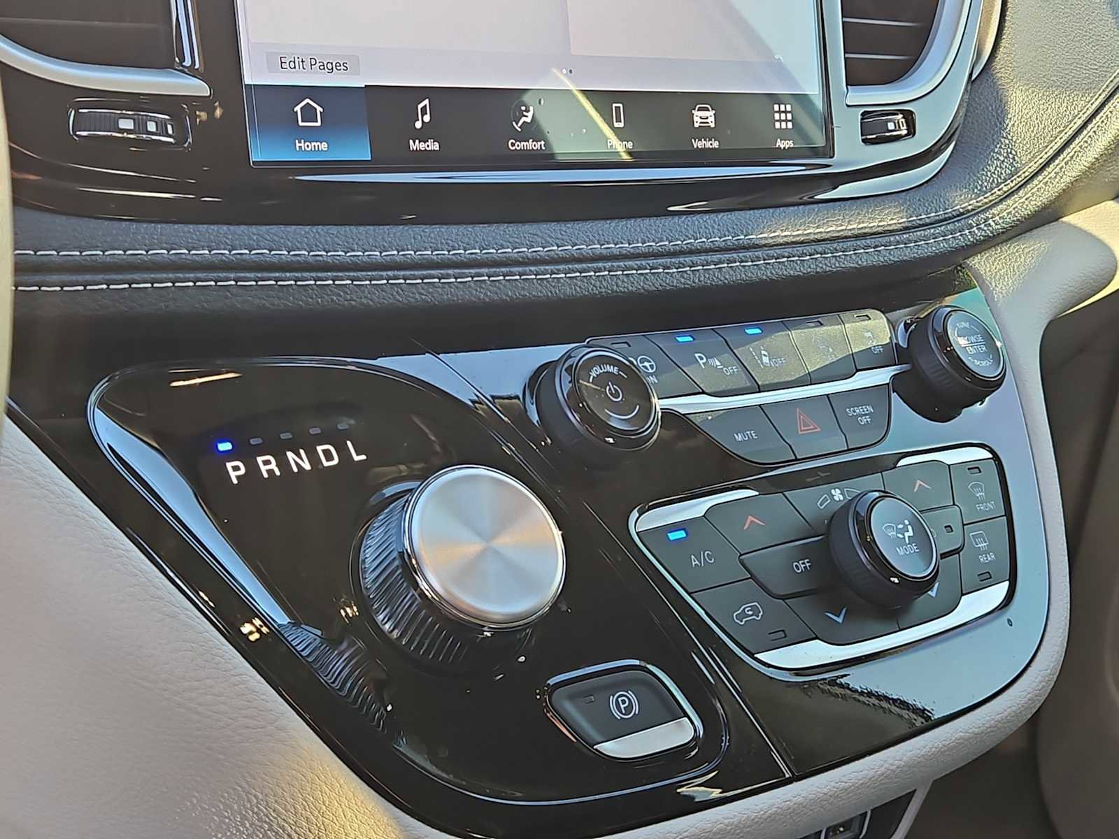 Used 2024 Chrysler Pacifica Touring-L image 21