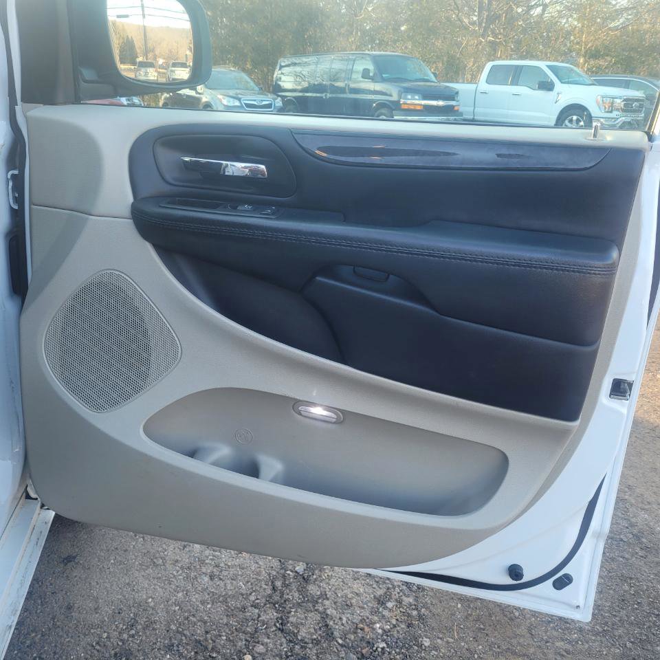 Used 2018 Dodge Grand Caravan SE w/ UConnect Hands-Free Group image 20