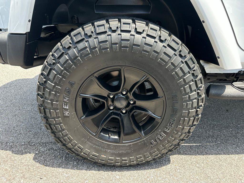 Used 2017 Jeep Wrangler Unlimited Sahara w/ Max Tow Package AWD/4WD image 13