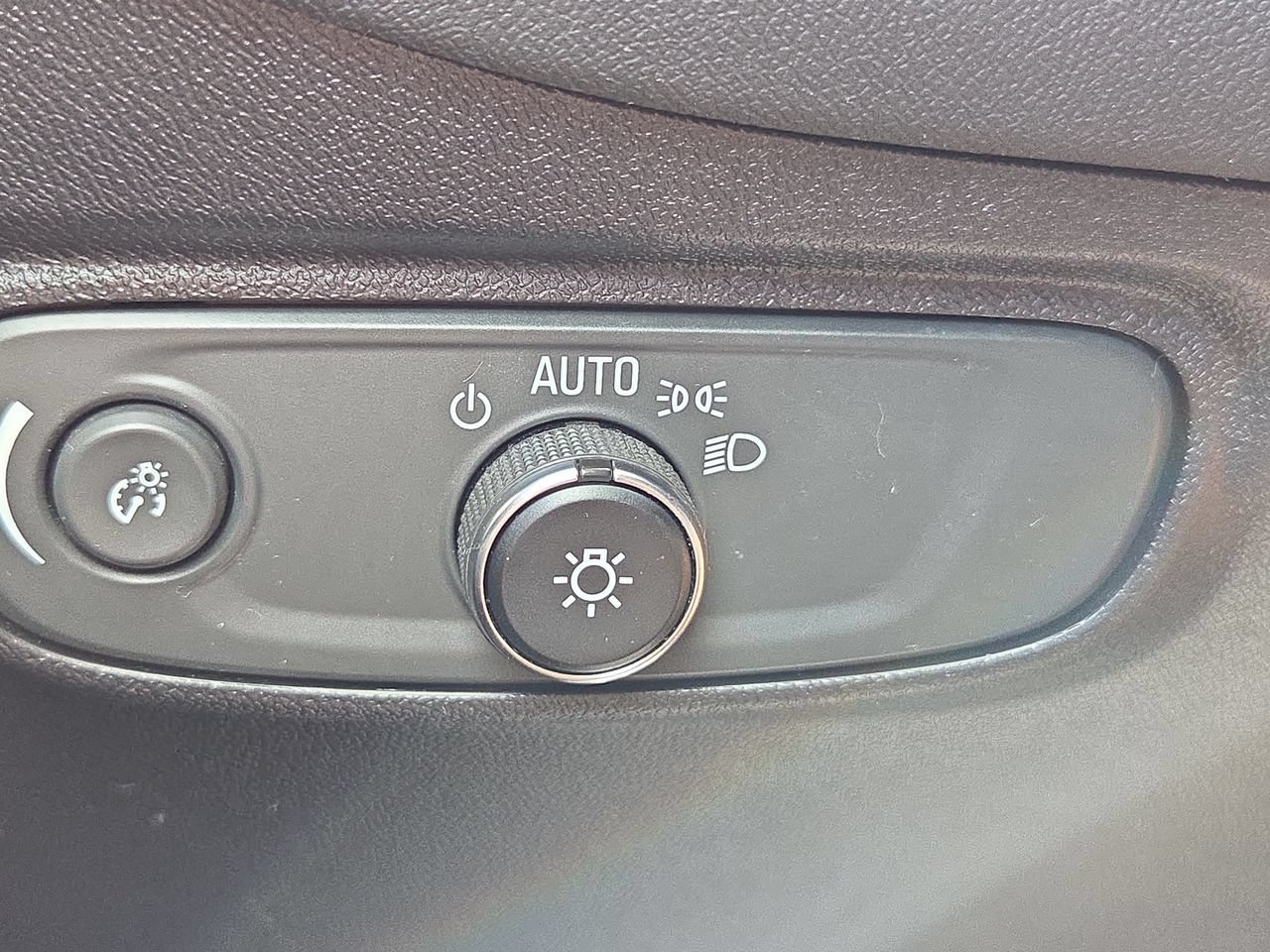 Used 2018 Chevrolet Equinox LT FWD image 31