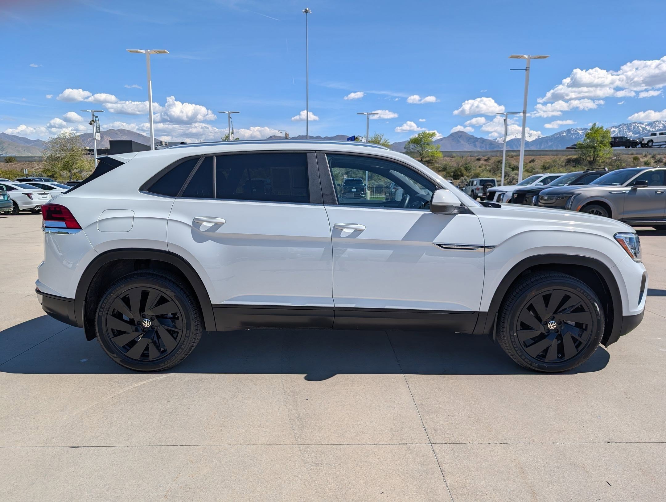 Used 2024 Volkswagen Atlas Cross Sport SE image 7