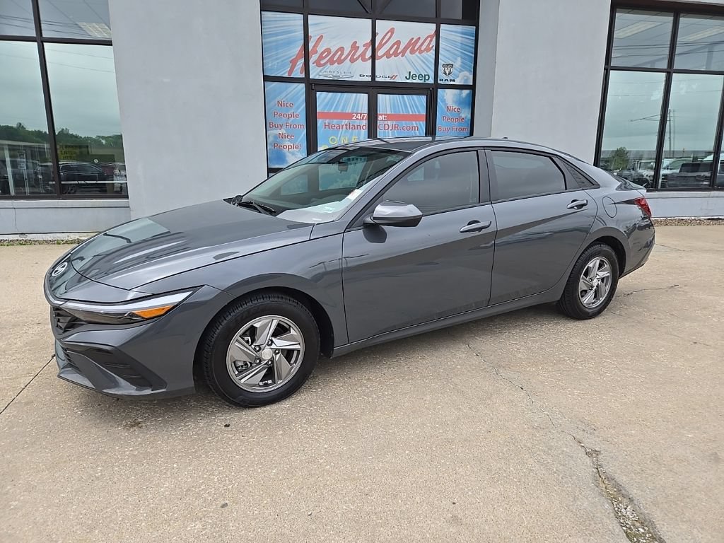 Used 2025 Hyundai Elantra SE FWD image 4