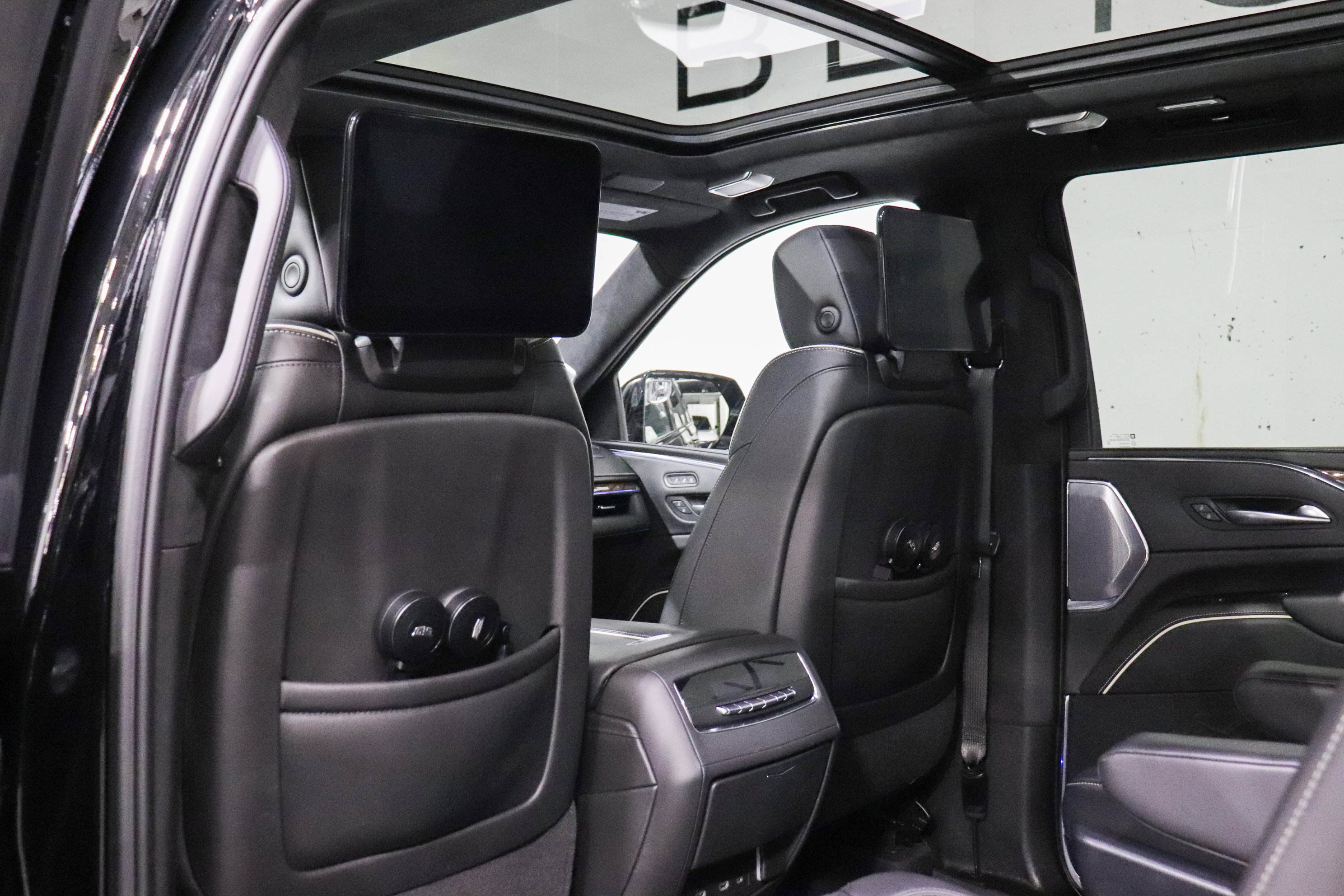 Used 2023 Cadillac Escalade ESV Sport Platinum w/ LPO, ONYX Package image 18