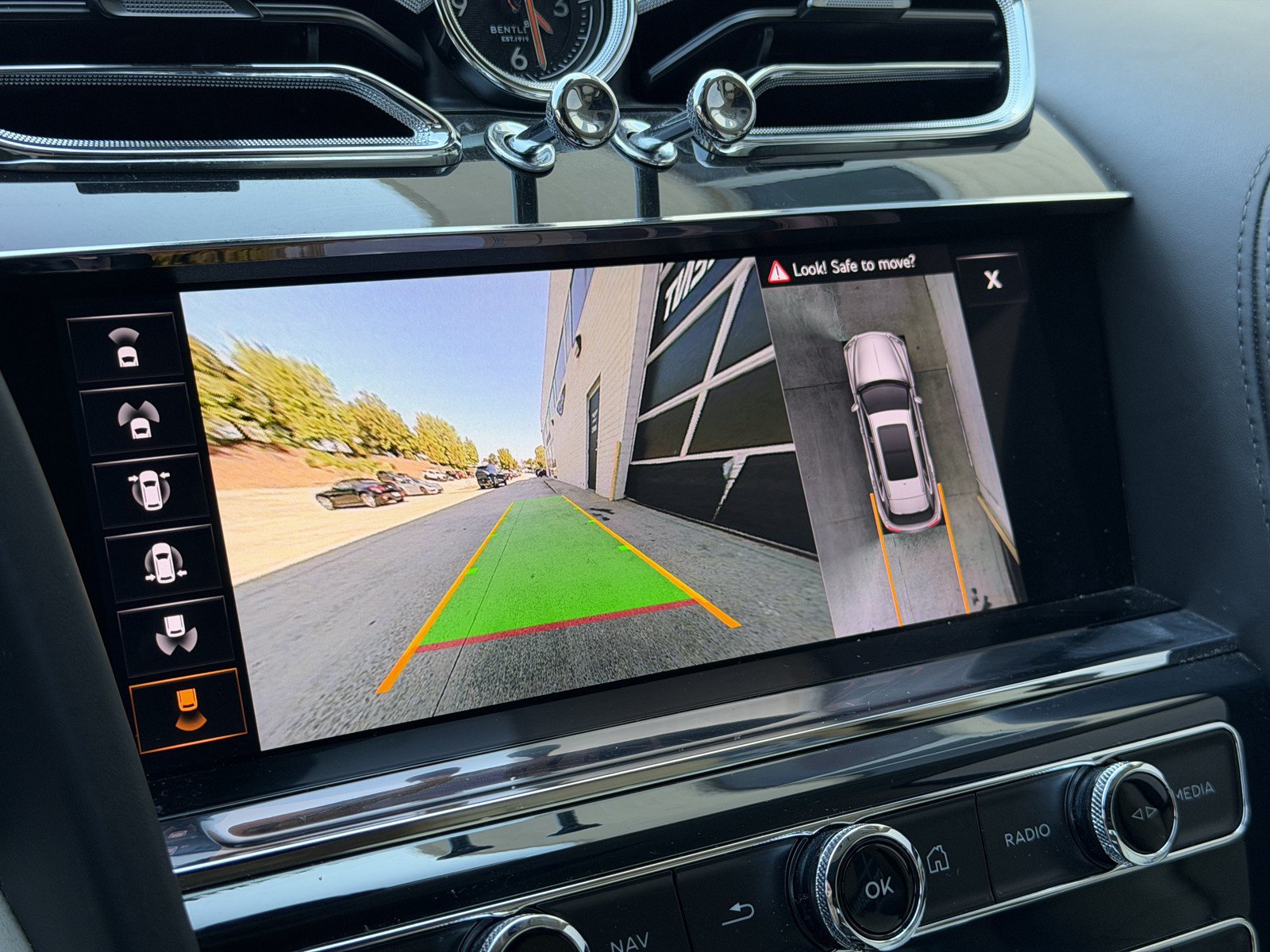 Certified 2023 Bentley Bentayga Extended Wheelbase AWD/4WD image 22