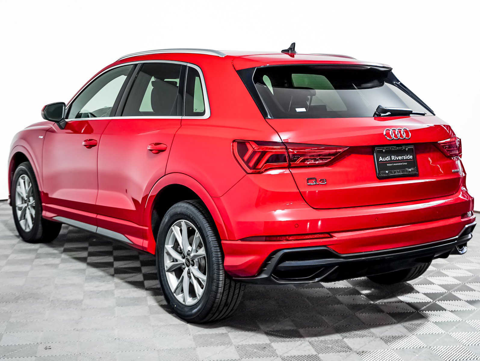 Used 2022 Audi Q3 2.0T Premium Plus w/ Premium Plus Package AWD/4WD image 2
