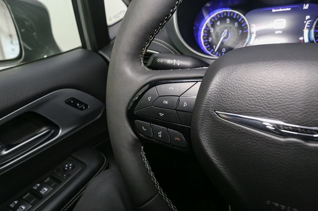 Used 2022 Chrysler Pacifica Touring-L w/ Uconnect Theater Family Group AWD/4WD image 35
