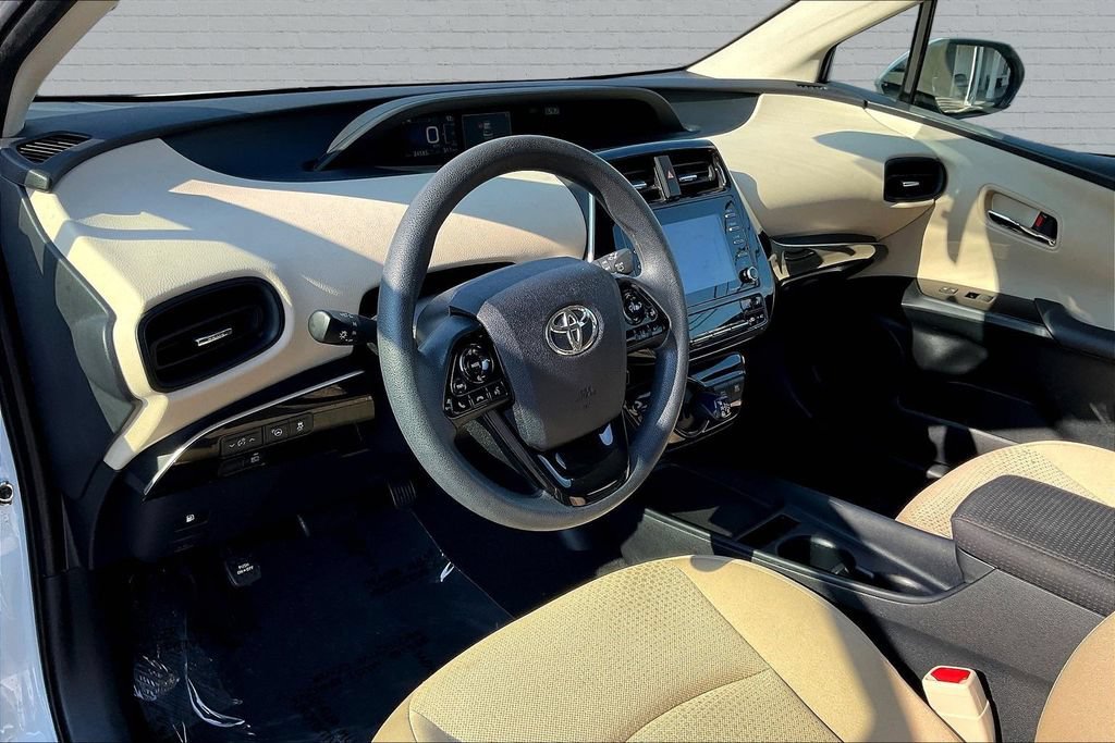 Used 2022 Toyota Prius LE FWD image 6