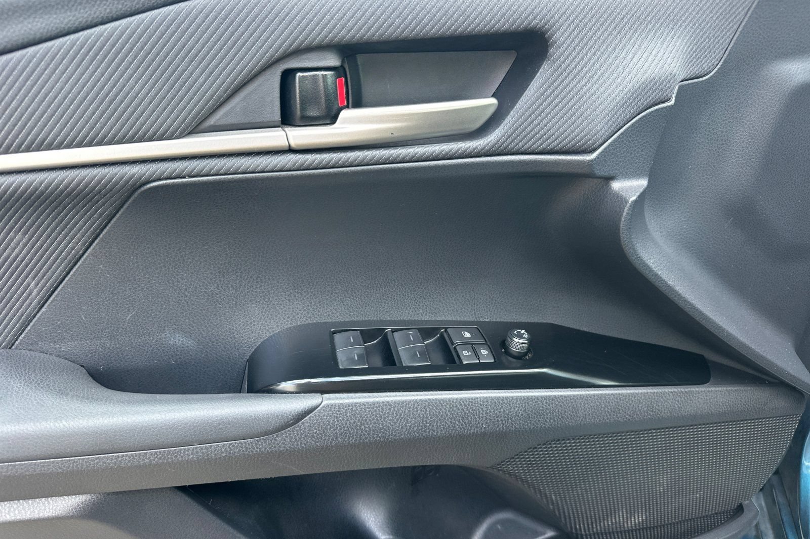 Used 2025 Toyota Camry SE FWD image 11