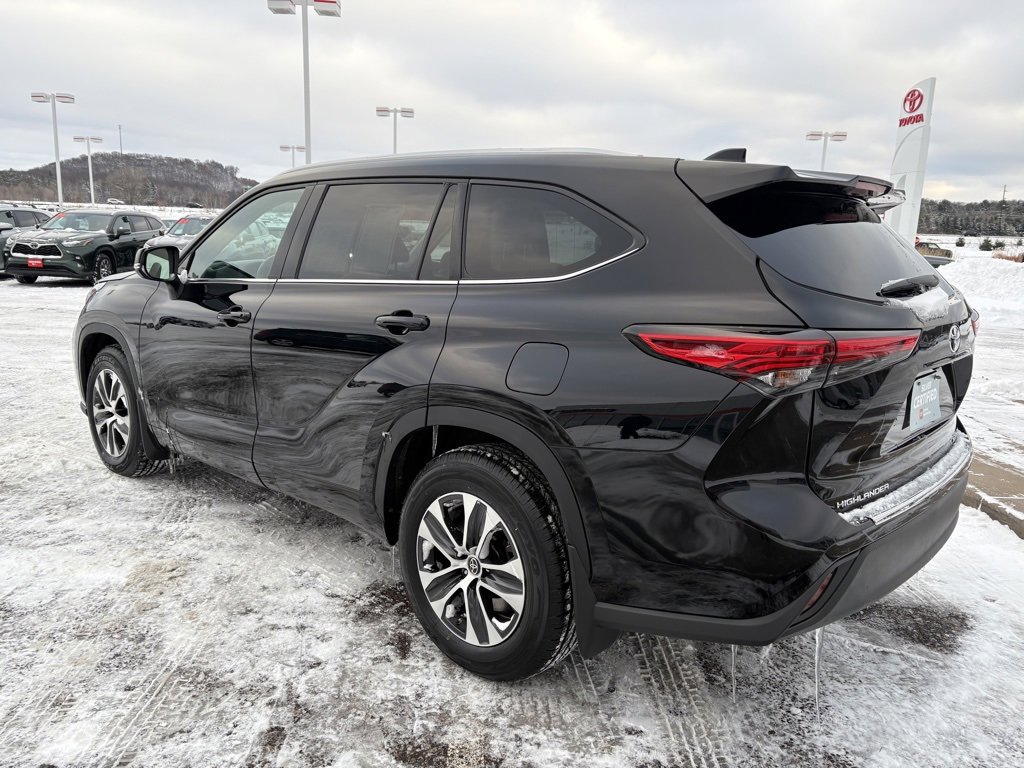 Certified 2022 Toyota Highlander XLE image 3