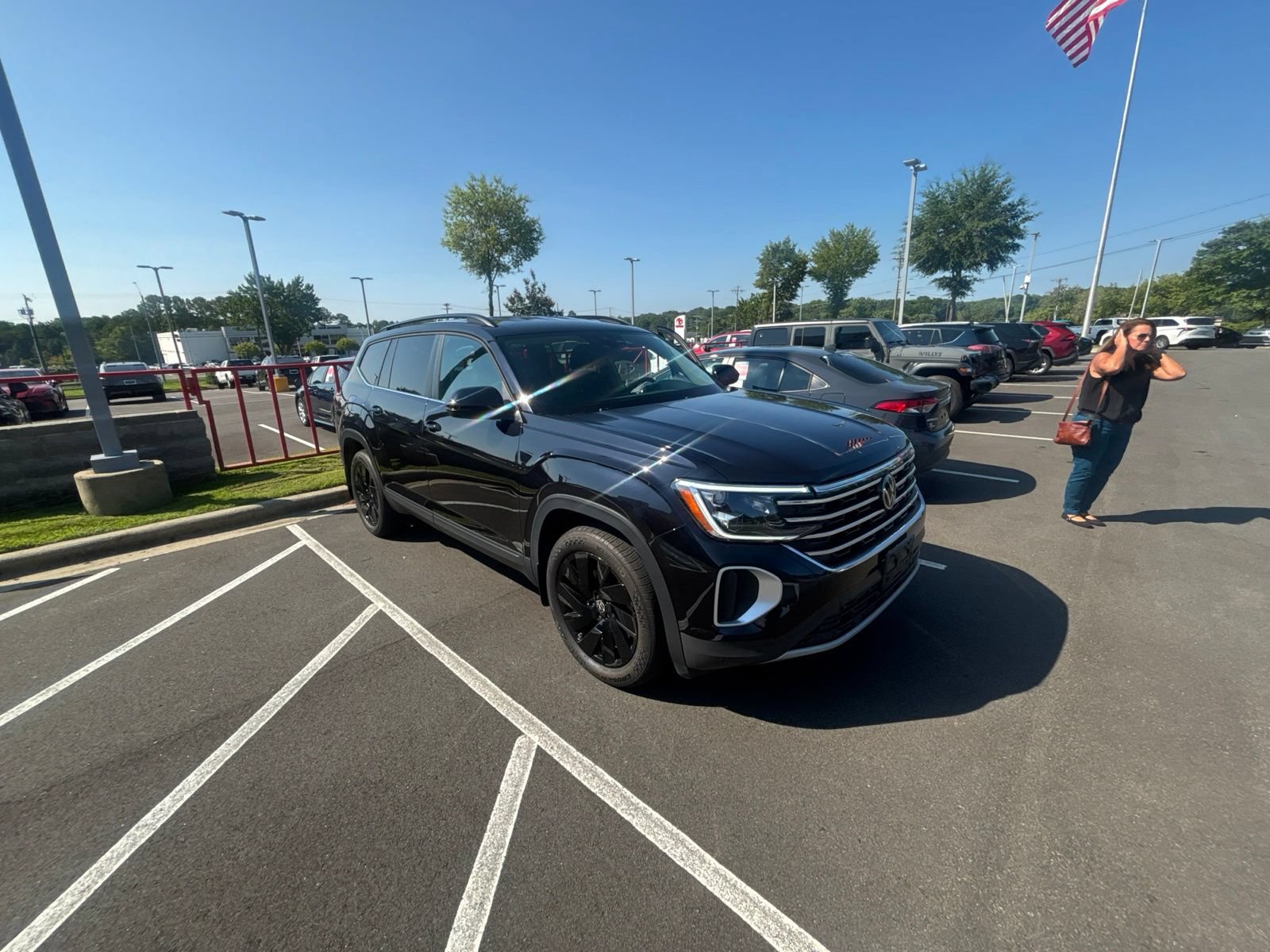 Used 2024 Volkswagen Atlas SE AWD/4WD image 4