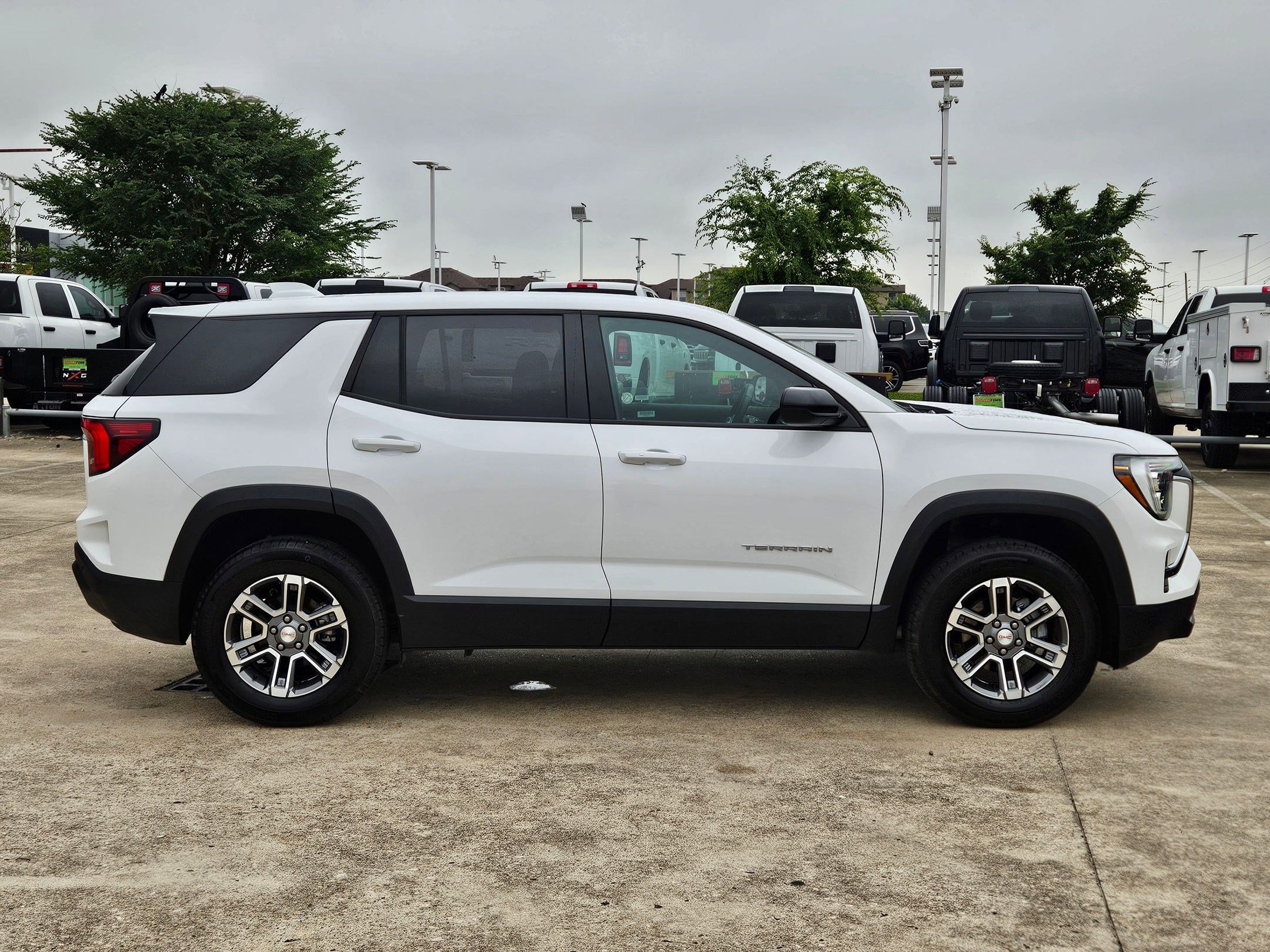 Used 2026 GMC Terrain Elevation FWD image 2