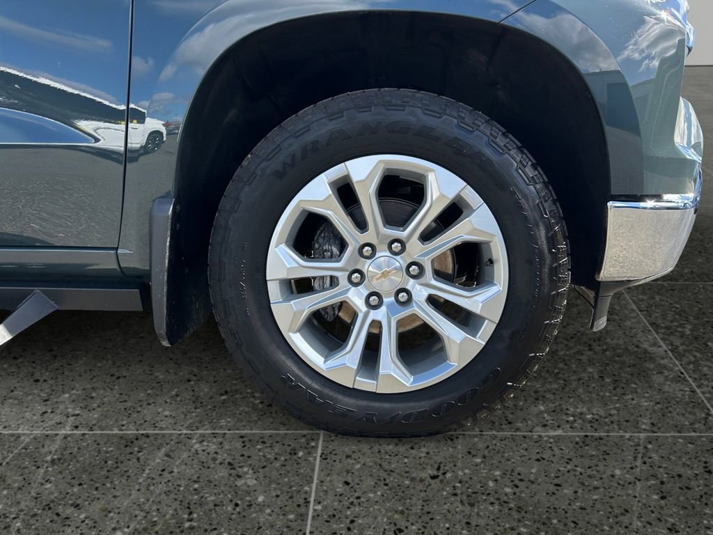 Used 2025 Chevrolet Silverado 1500 LTZ w/ LTZ Premium Package AWD/4WD image 9