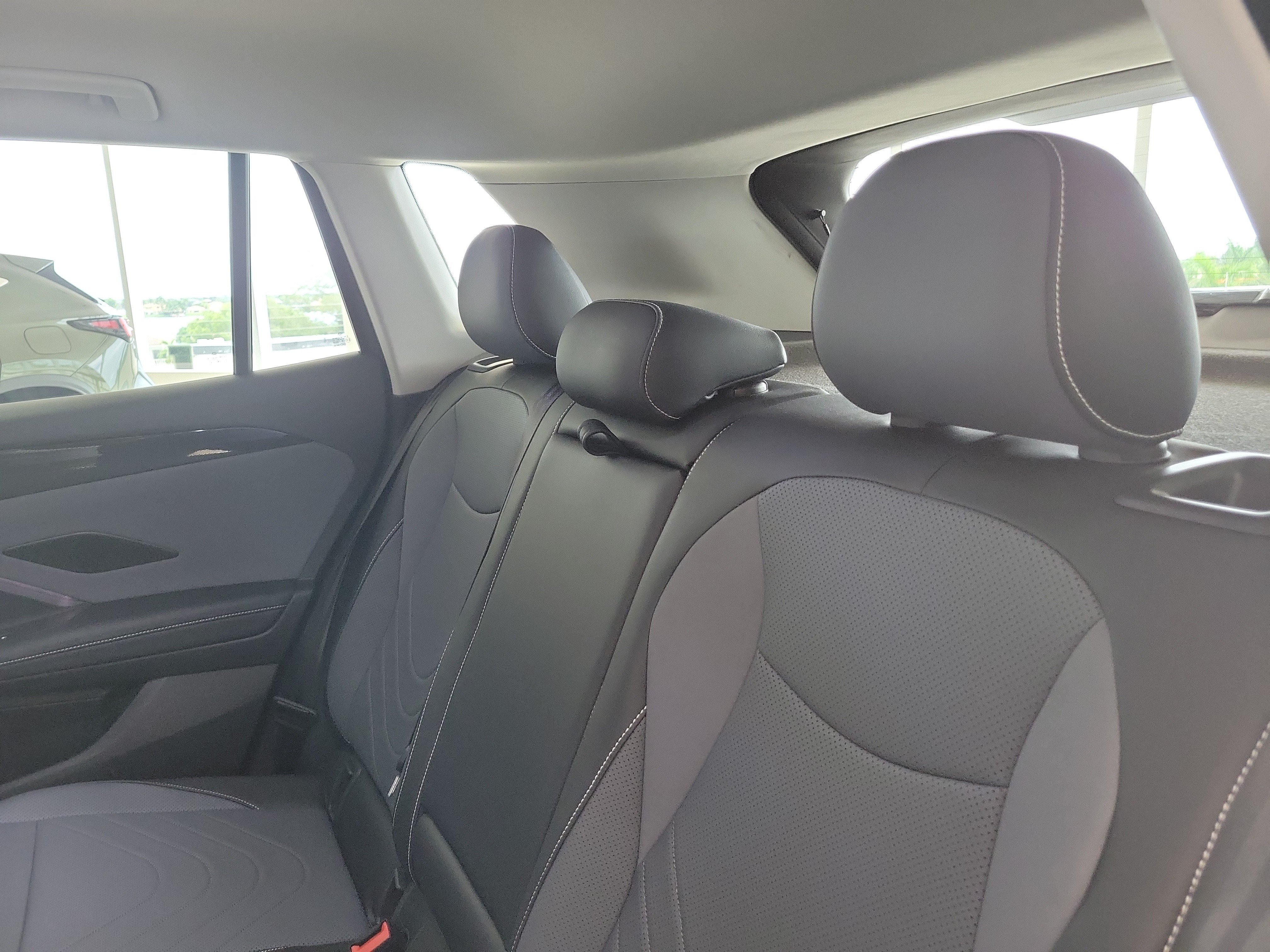 Used 2025 Volkswagen Tiguan SE FWD image 15