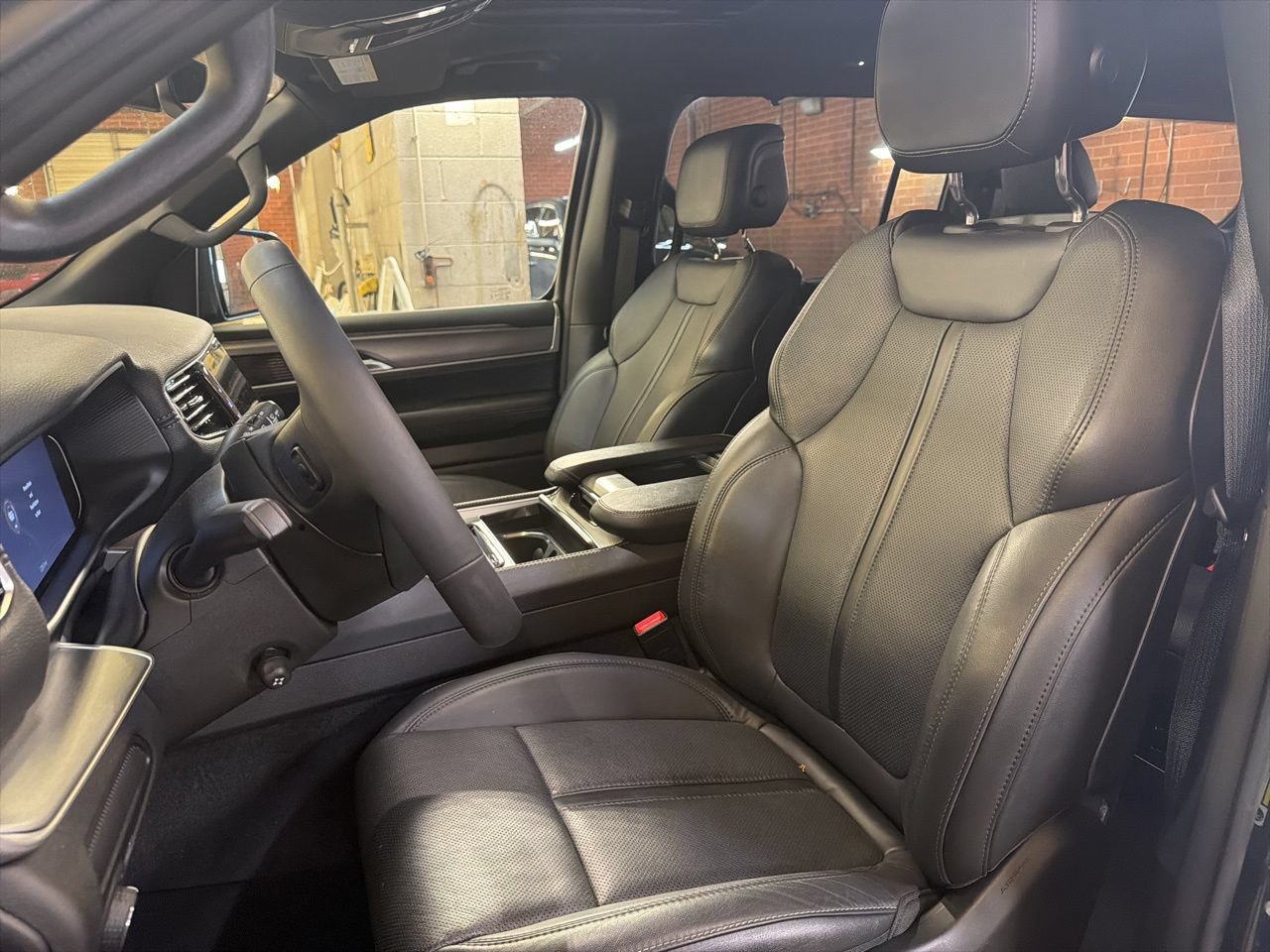 Used 2025 Jeep Wagoneer Series III w/ Premium Group I AWD/4WD image 11