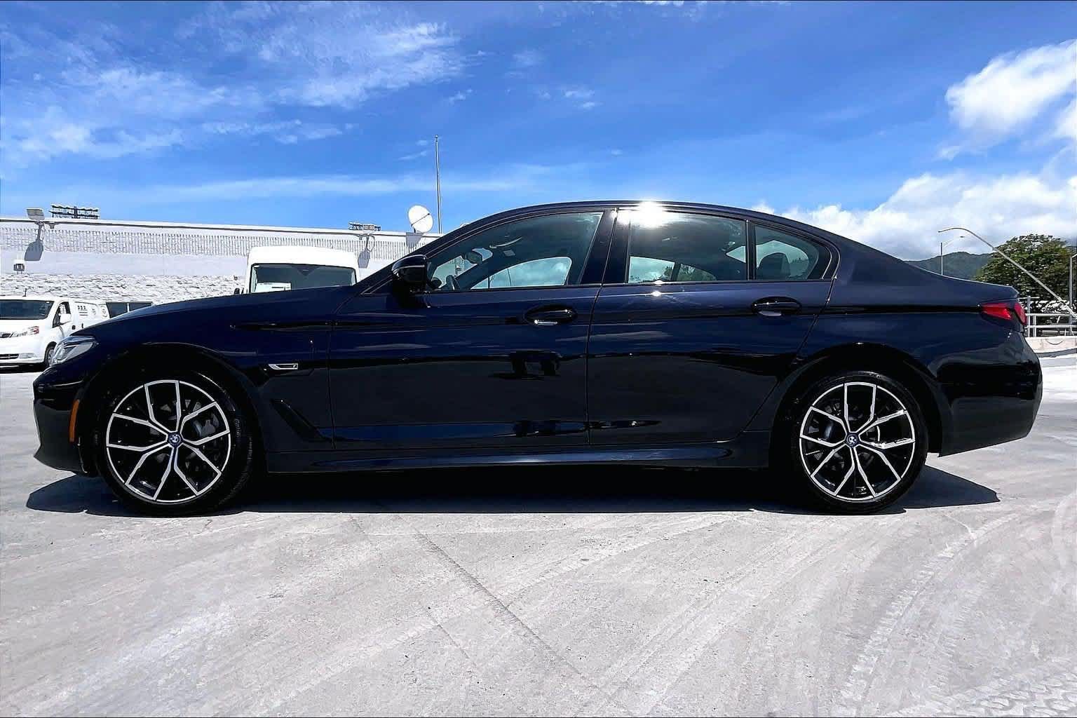 Used 2023 BMW 530e w/ M Sport Package RWD image 3