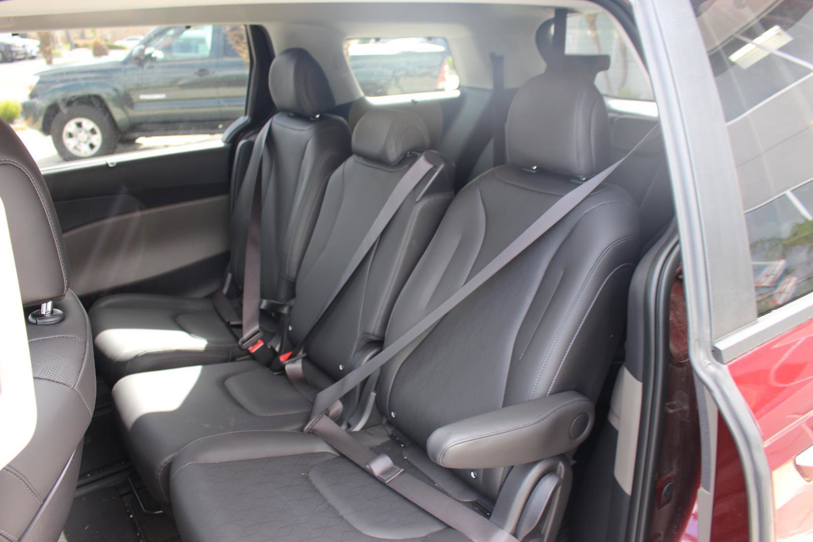 Used 2026 Kia Carnival EX image 31