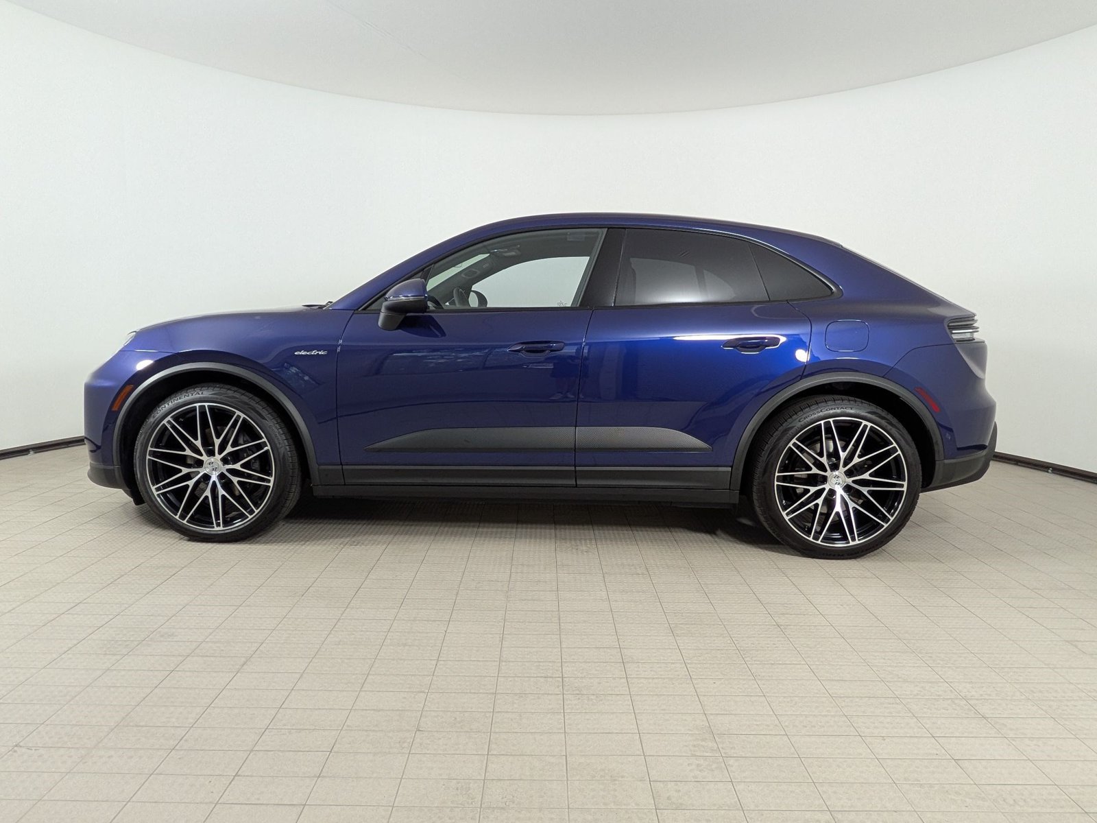 Certified 2025 Porsche Macan Electric RWD image 2
