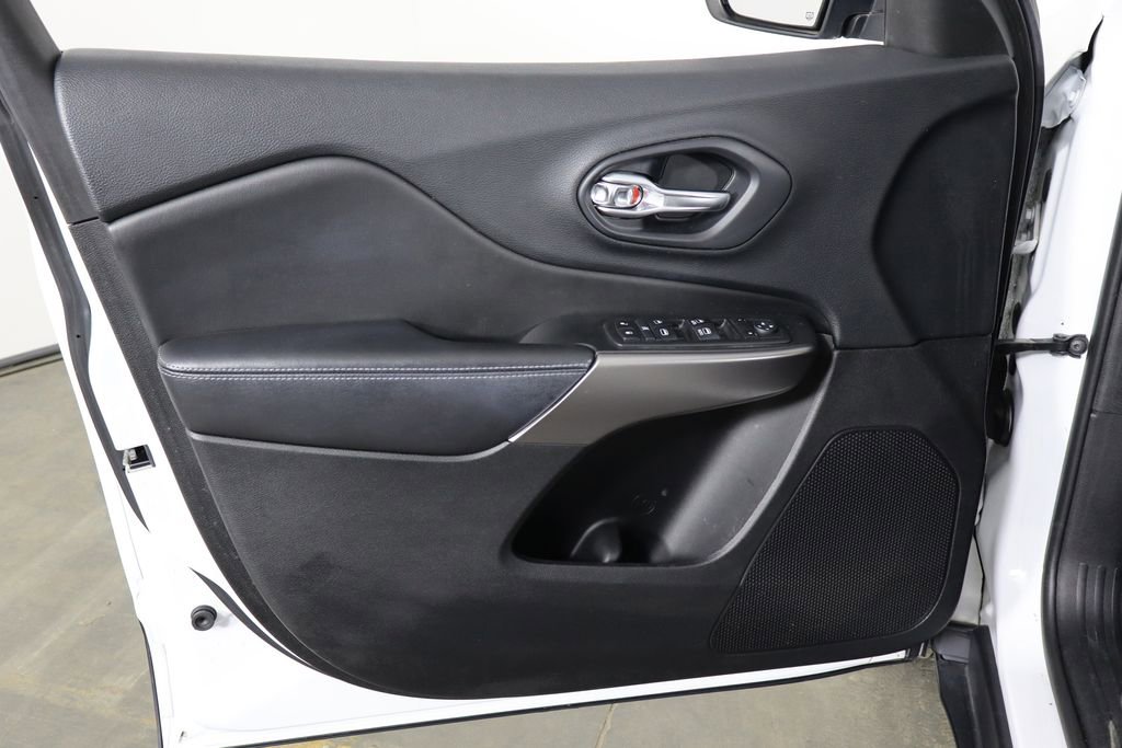 Used 2019 Jeep Cherokee Latitude Plus w/ Comfort/Convenience Group AWD/4WD image 19