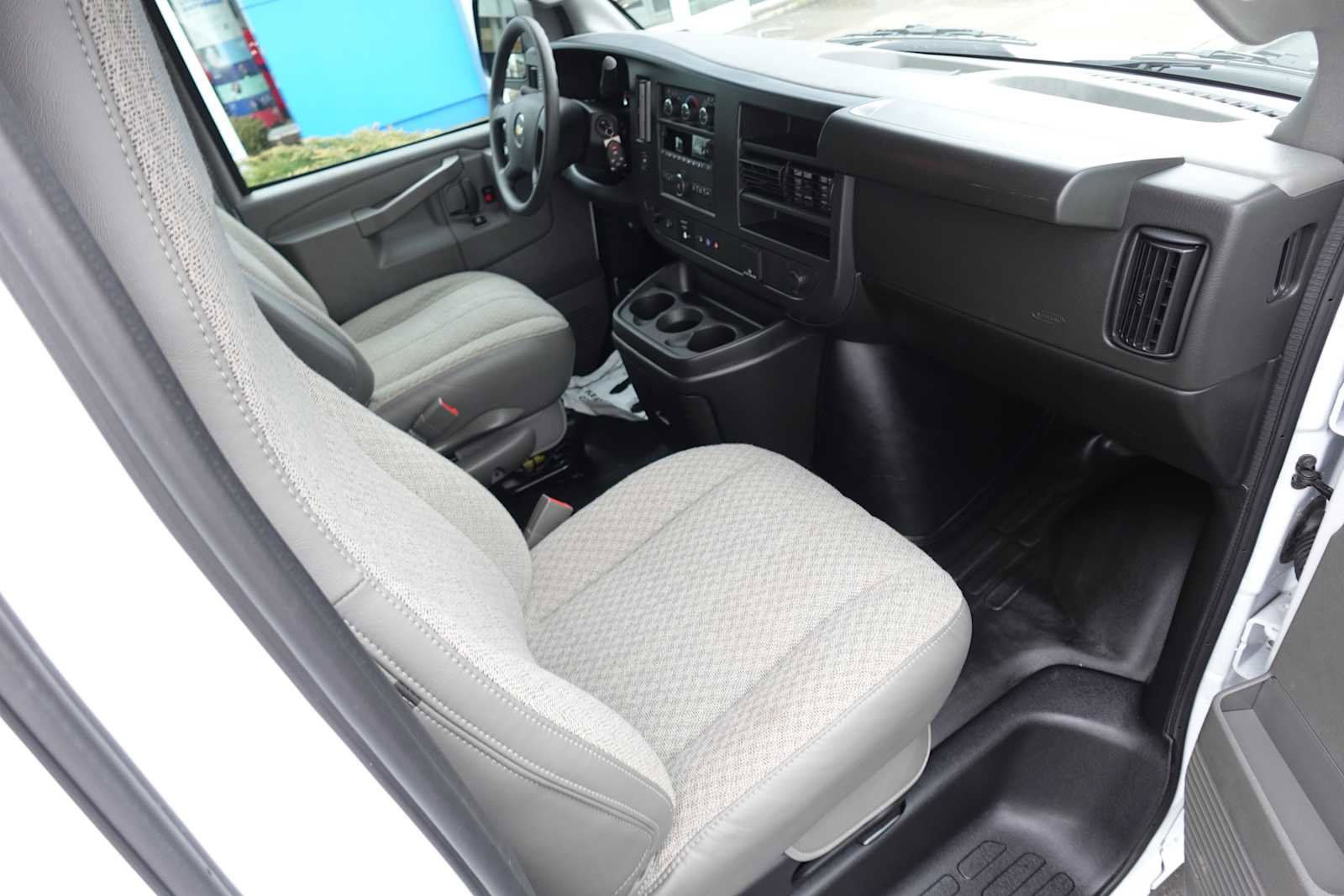 Used 2025 Chevrolet Express 3500 w/ Driver Convenience Package image 28