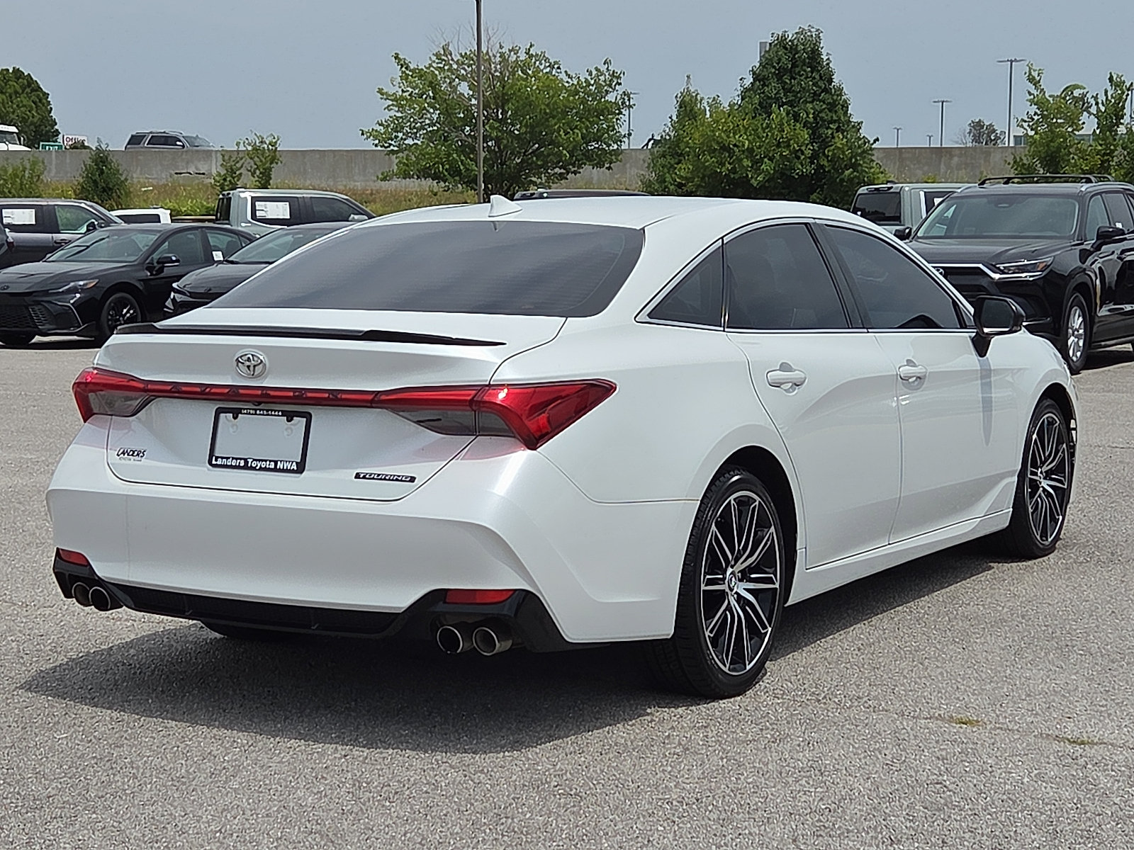 Used 2019 Toyota Avalon Touring FWD image 5