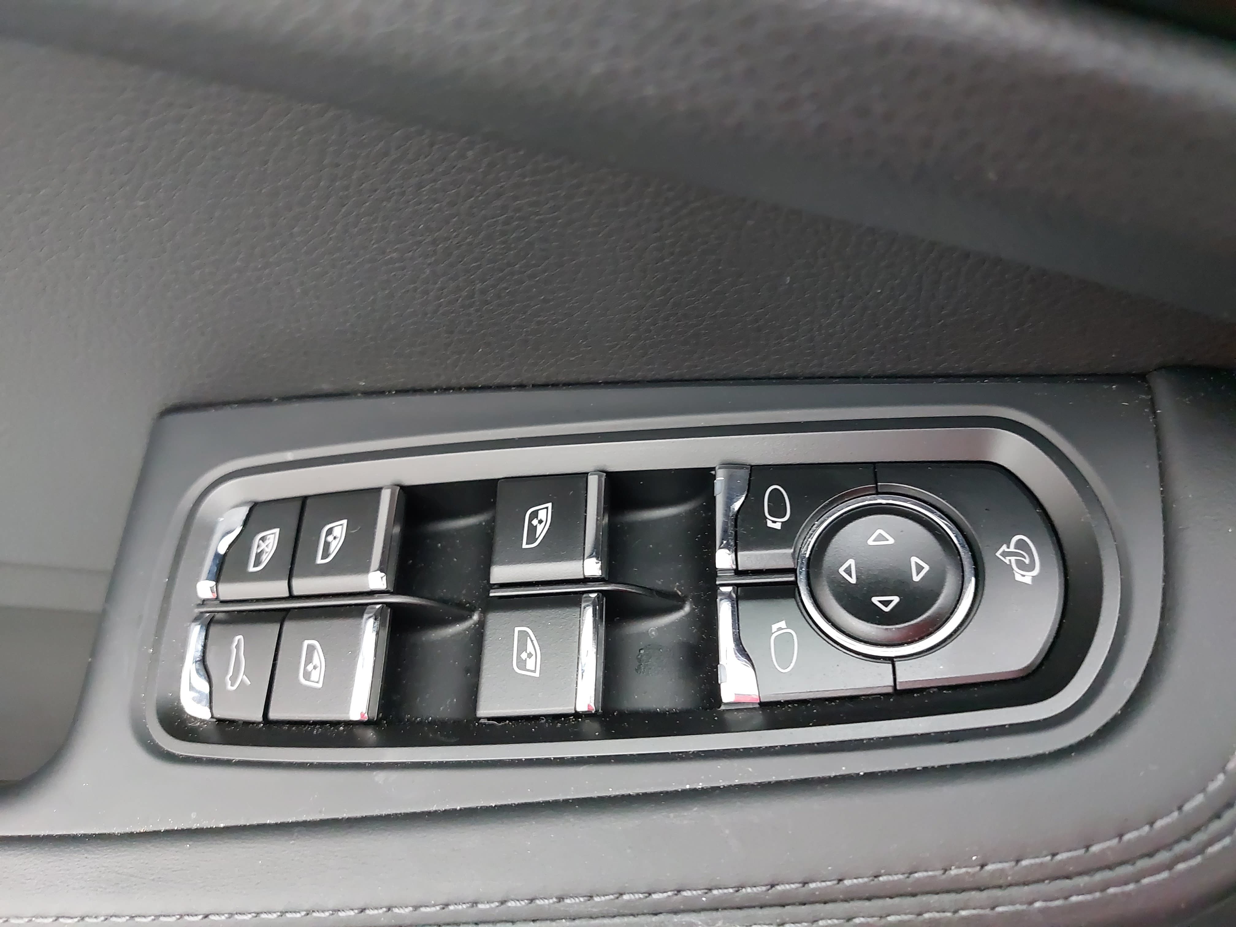 Certified 2026 Porsche Macan AWD/4WD image 30